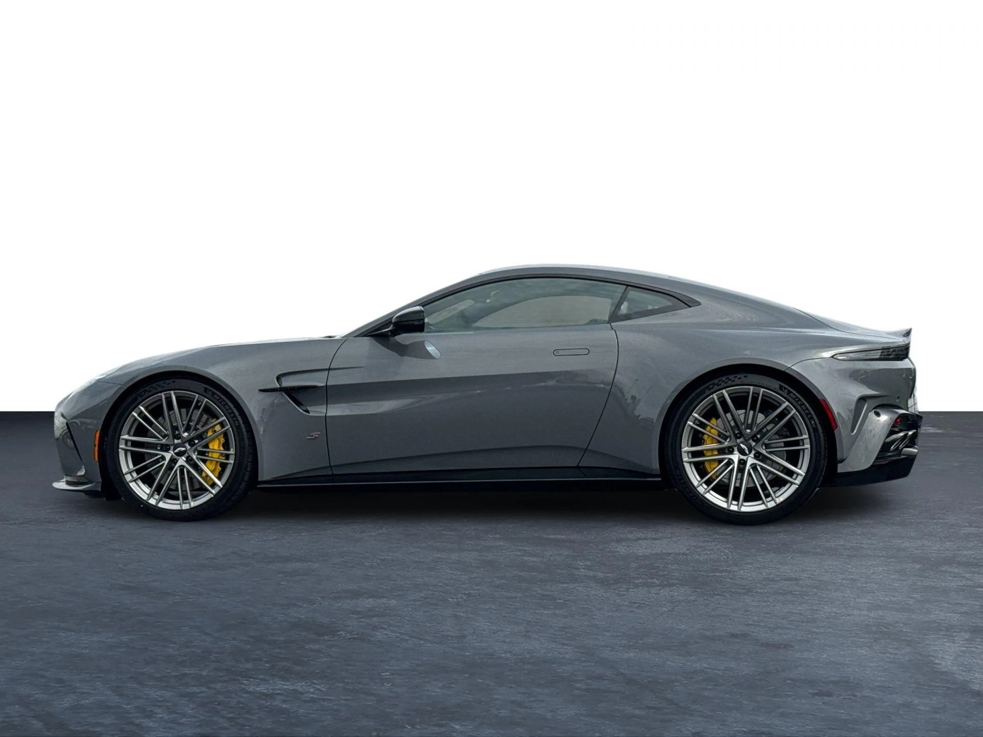 mph024_1251559501_New_2026_Aston_Martin_Vantage_S_1787905732_33457bf852