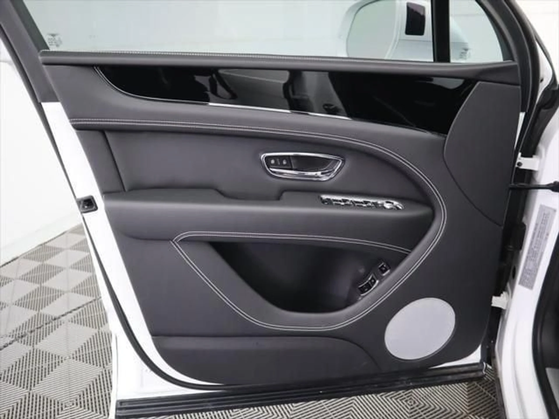 mph024_1256806889_used_2025_bentley_bentayga_ewb_v8awd_8119_23022887_25_640_faf9a3f77c