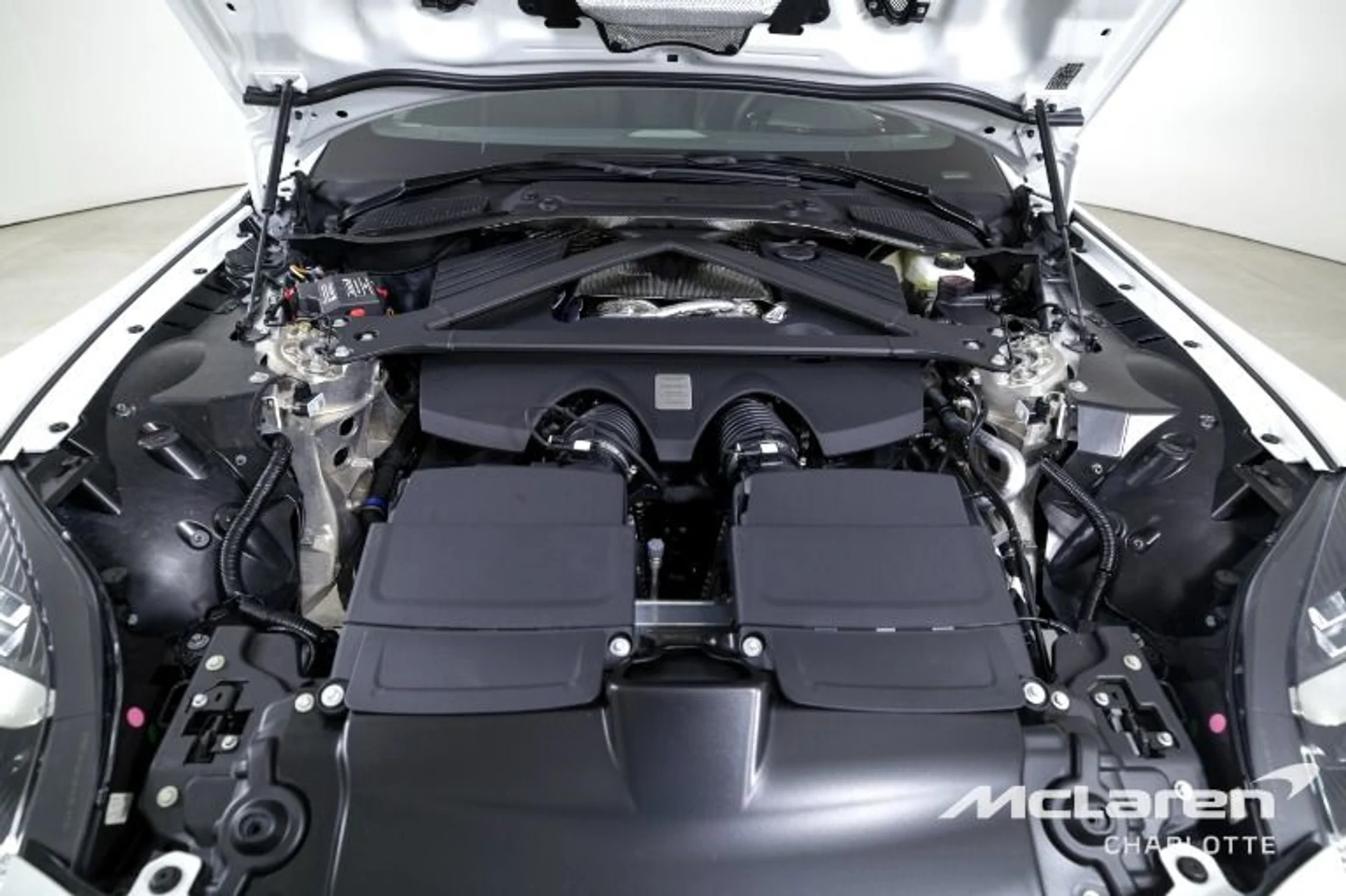 mph024_1263144185_Used_2025_Aston_Martin_Vantage_a39b700e46