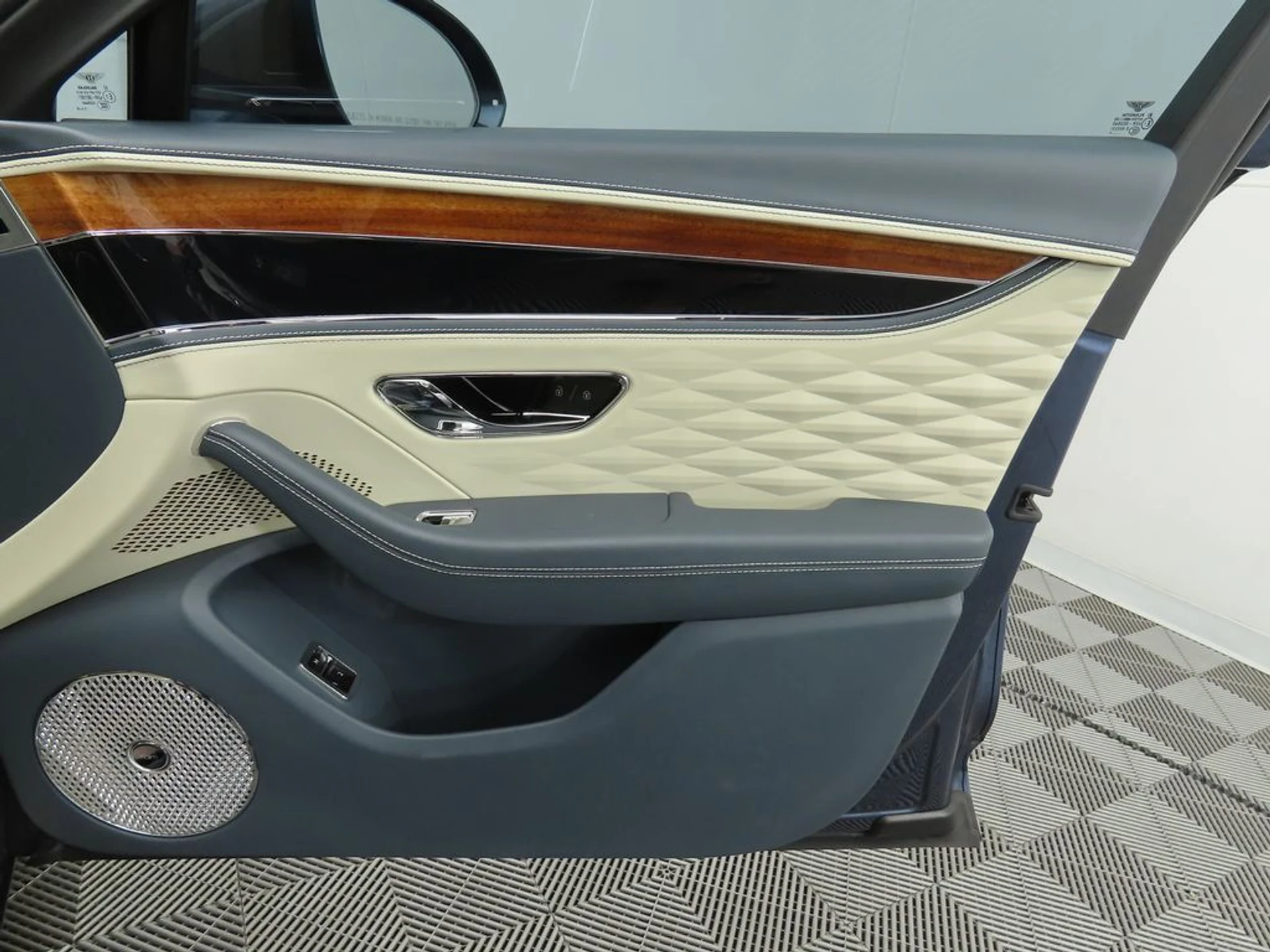 mph024_1264409841_used_2020_bentley_flying_spur_w12sedan_8119_22964614_25_1024_b0c749f086