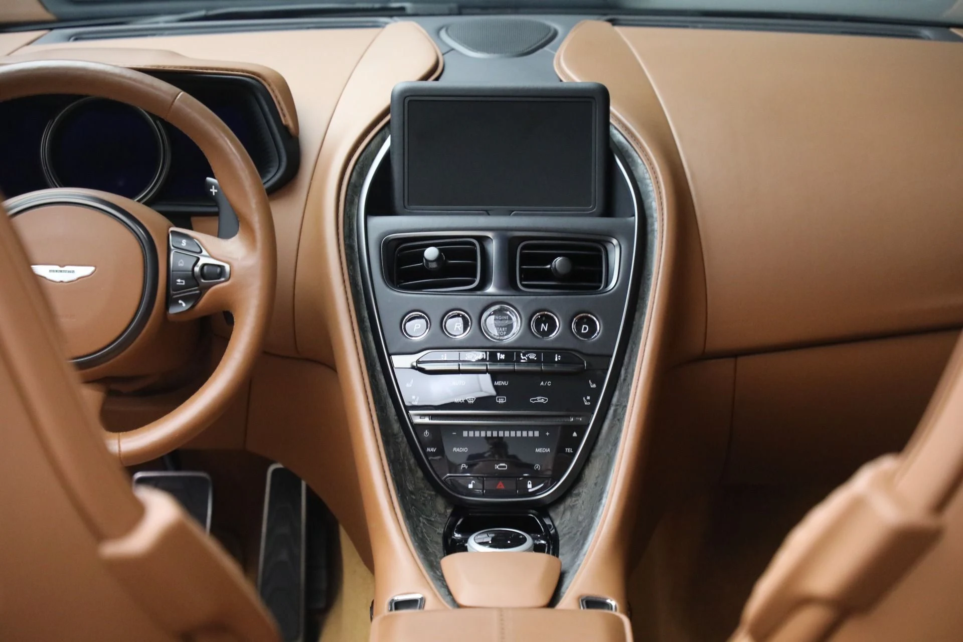 mph024_1278397335_Used_2022_Aston_Martin_DB_11_Volante_7a76549602