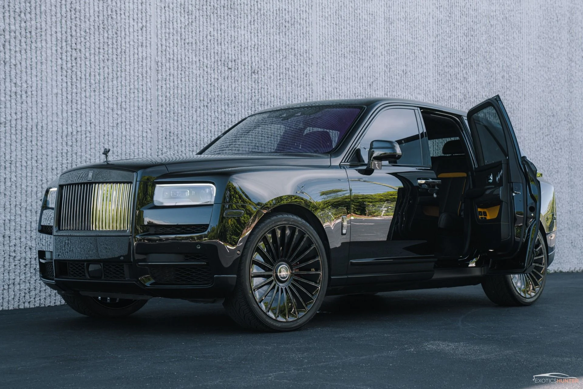 mph024_1281261958_Used_2020_Rolls_Royce_Black_Badge_Cullinan_w_Starlight_Rear_Picnic_Seating_on_Forged_Wheels_1756241071_0e4432a489