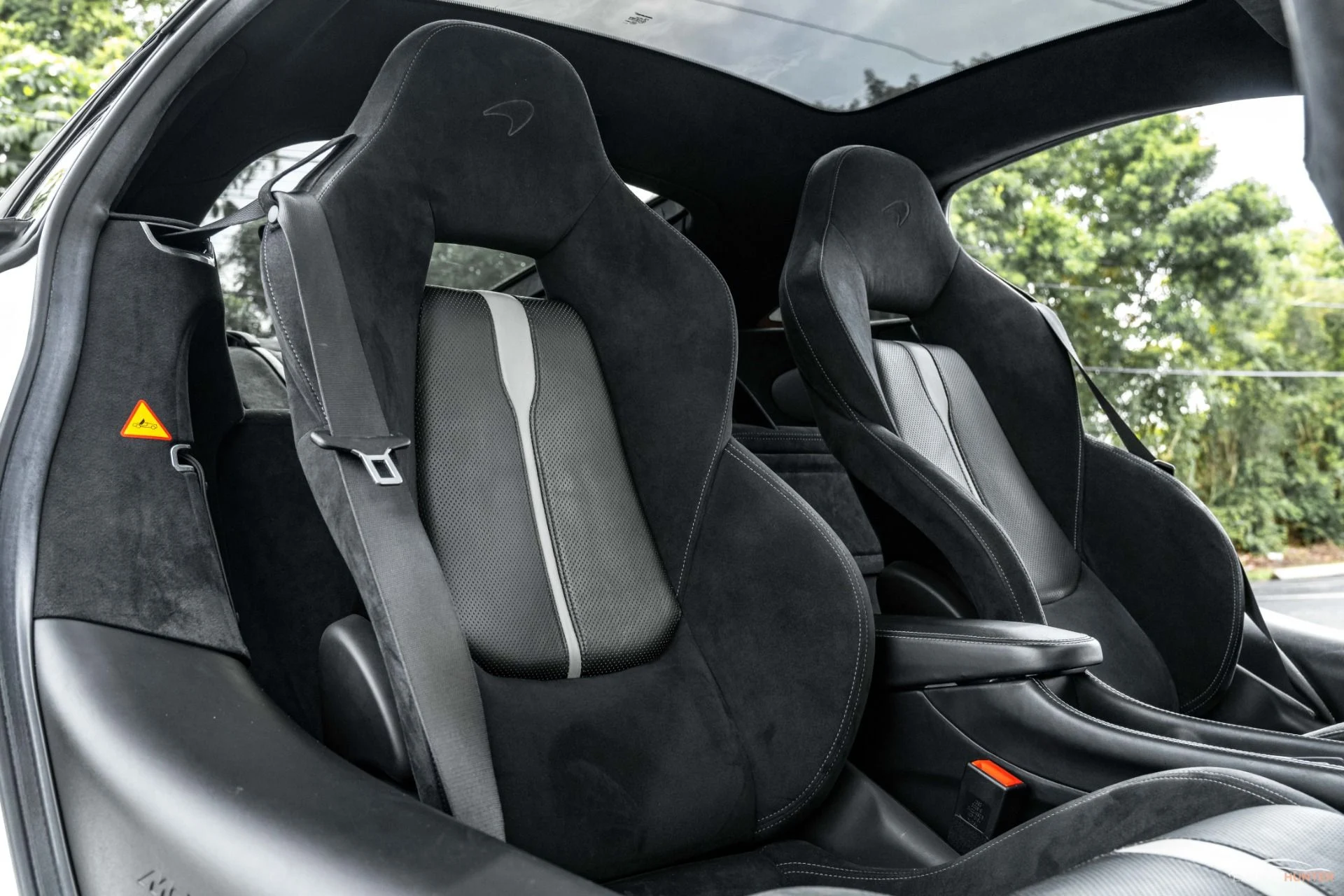 mph024_1288231784_Used_2017_Mc_Laren_570_GT_w_Carbon_Fiber_Interior_Pack_Two_Tone_White_Black_Interior_1762205612_8b291bb7b0