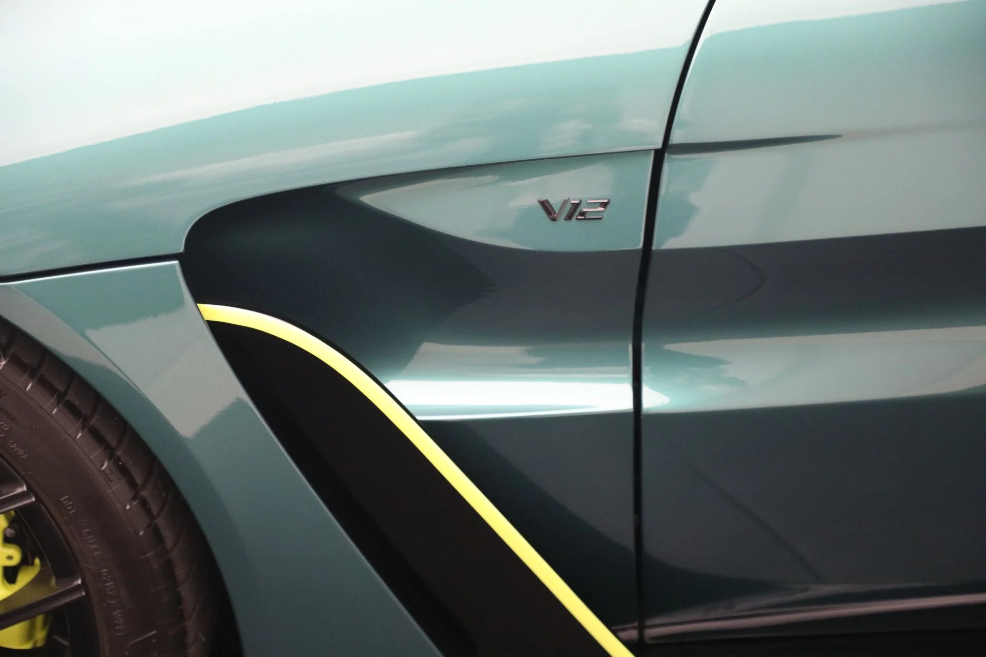 mph024_1292115403_Used_2023_Aston_Martin_Vantage_V12_1777723504_7b1c058ce5