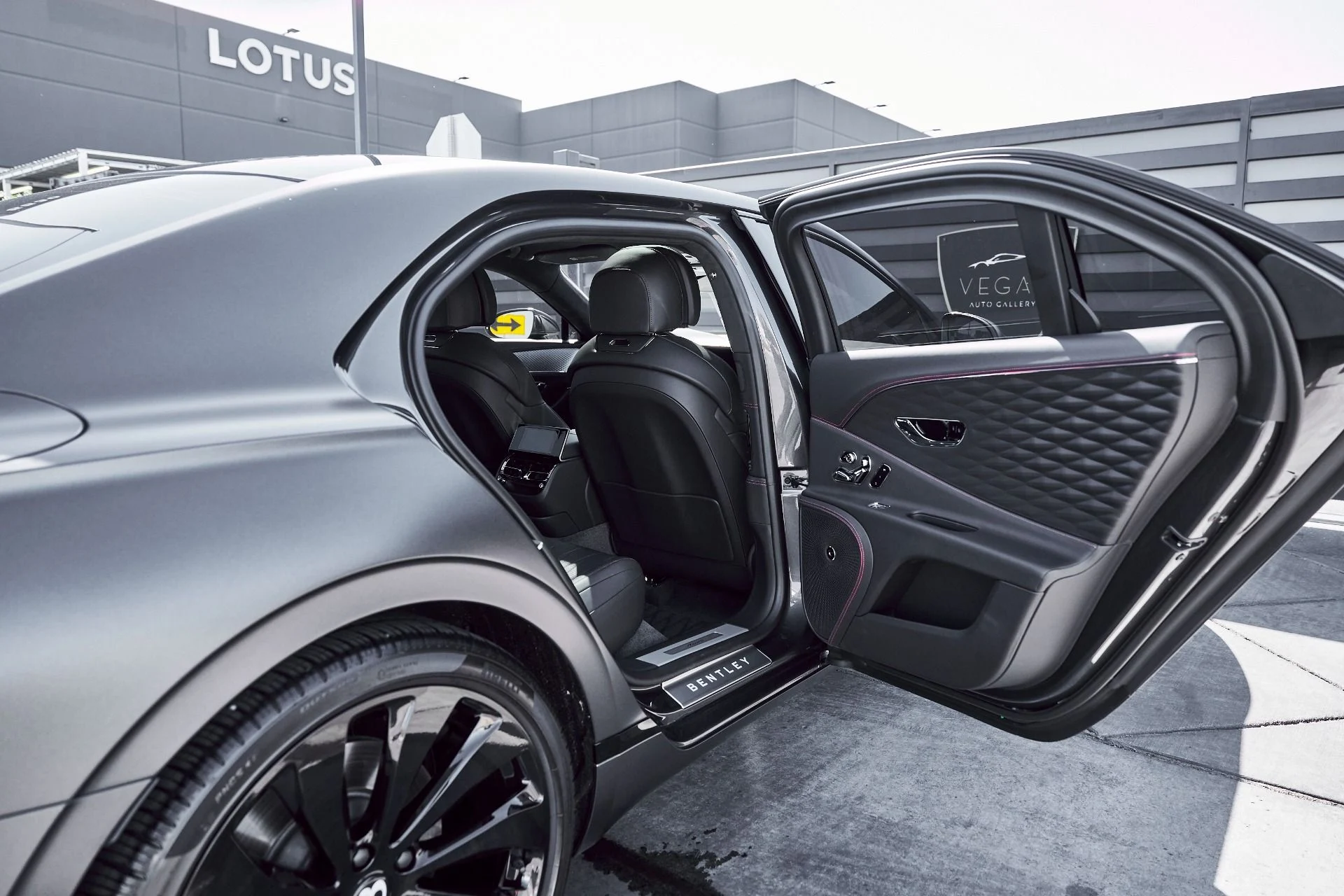 mph024_1298086166_Used_2023_Bentley_Flying_Spur_V8_1773280640_ec452f0a95