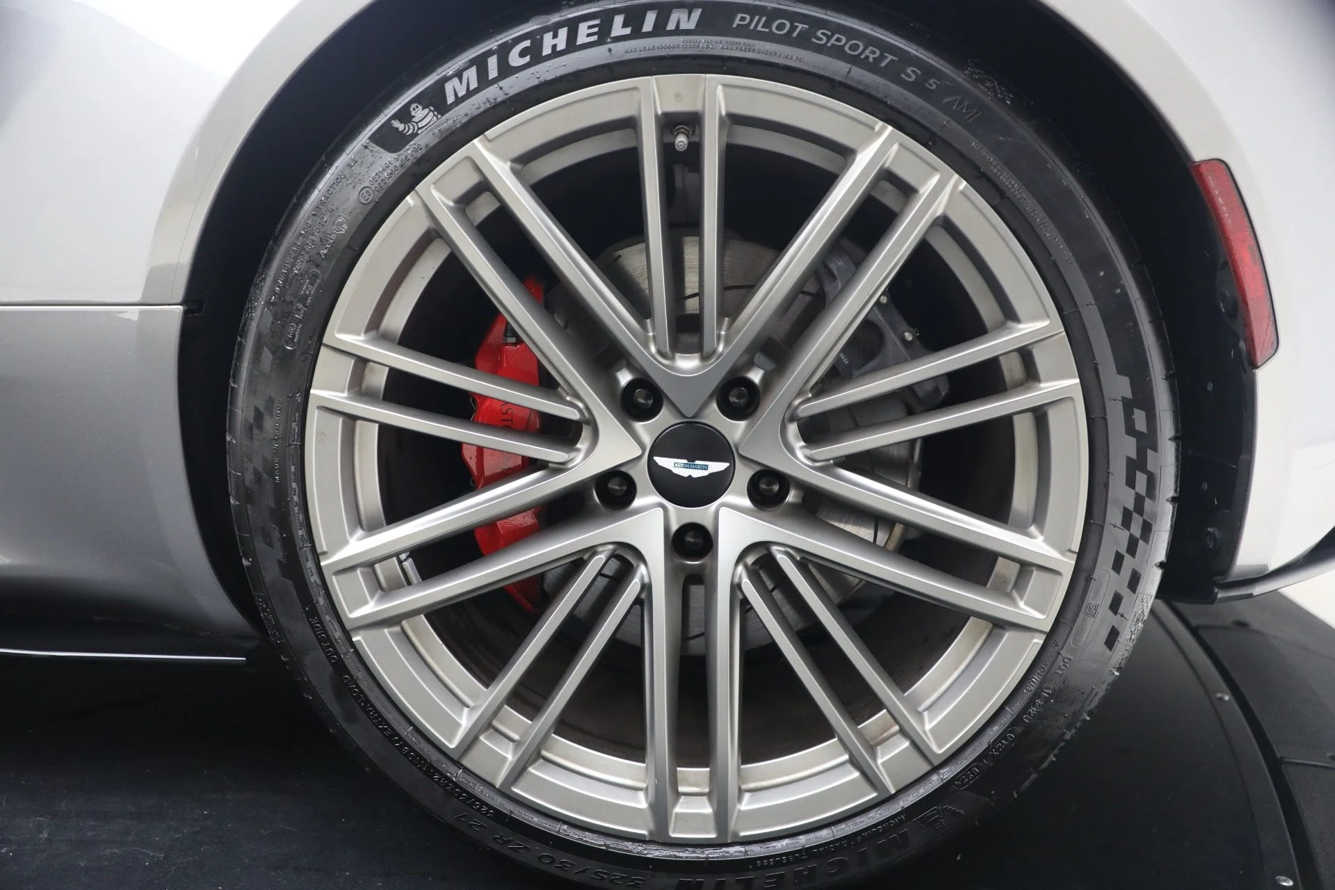mph024_1301804538_Used_2024_Aston_Martin_DB_12_Volante_1789831142_48e11717d3