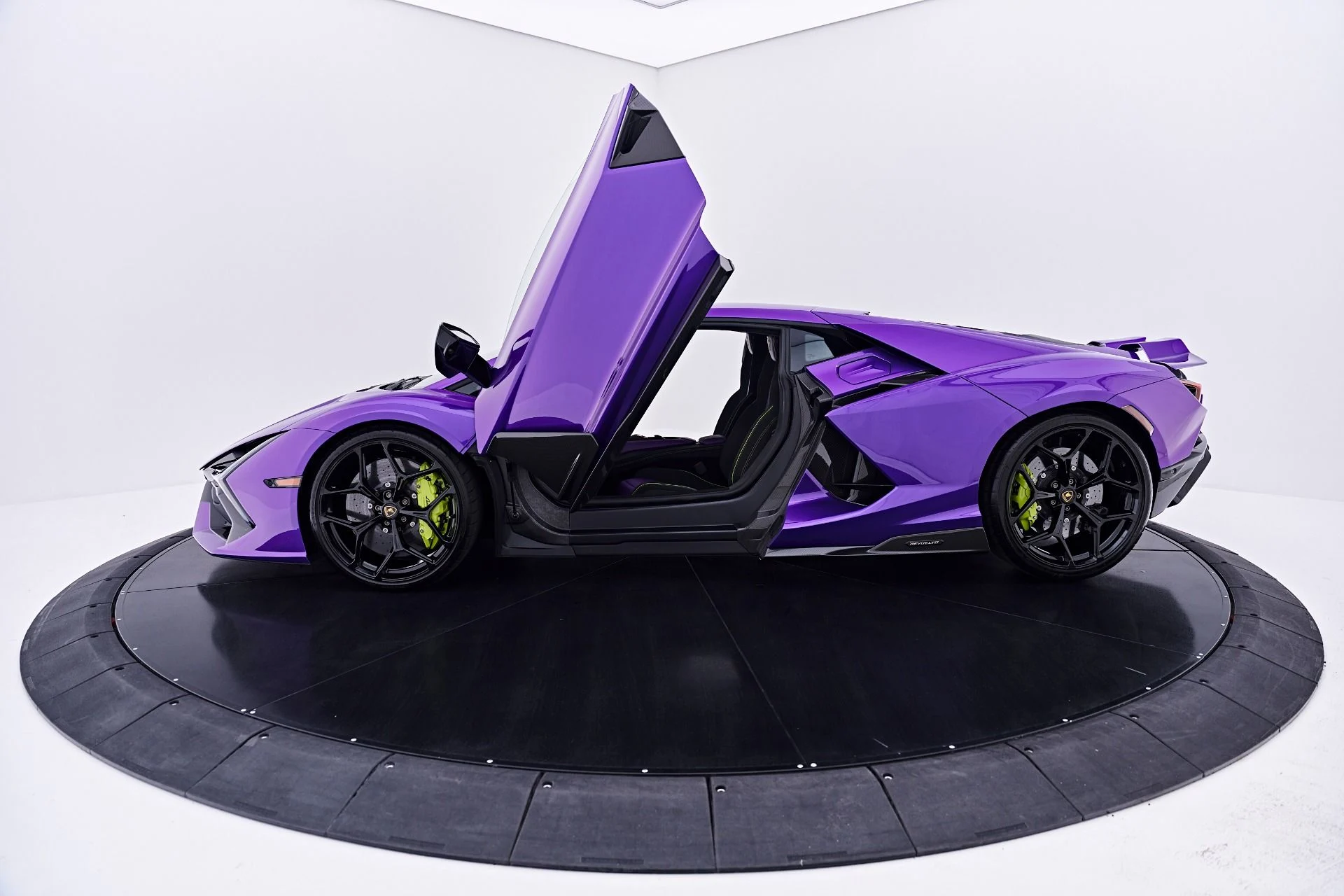 mph024_1303972093_Used_2025_Lamborghini_Revuelto_Base_1784242618_f70698957d