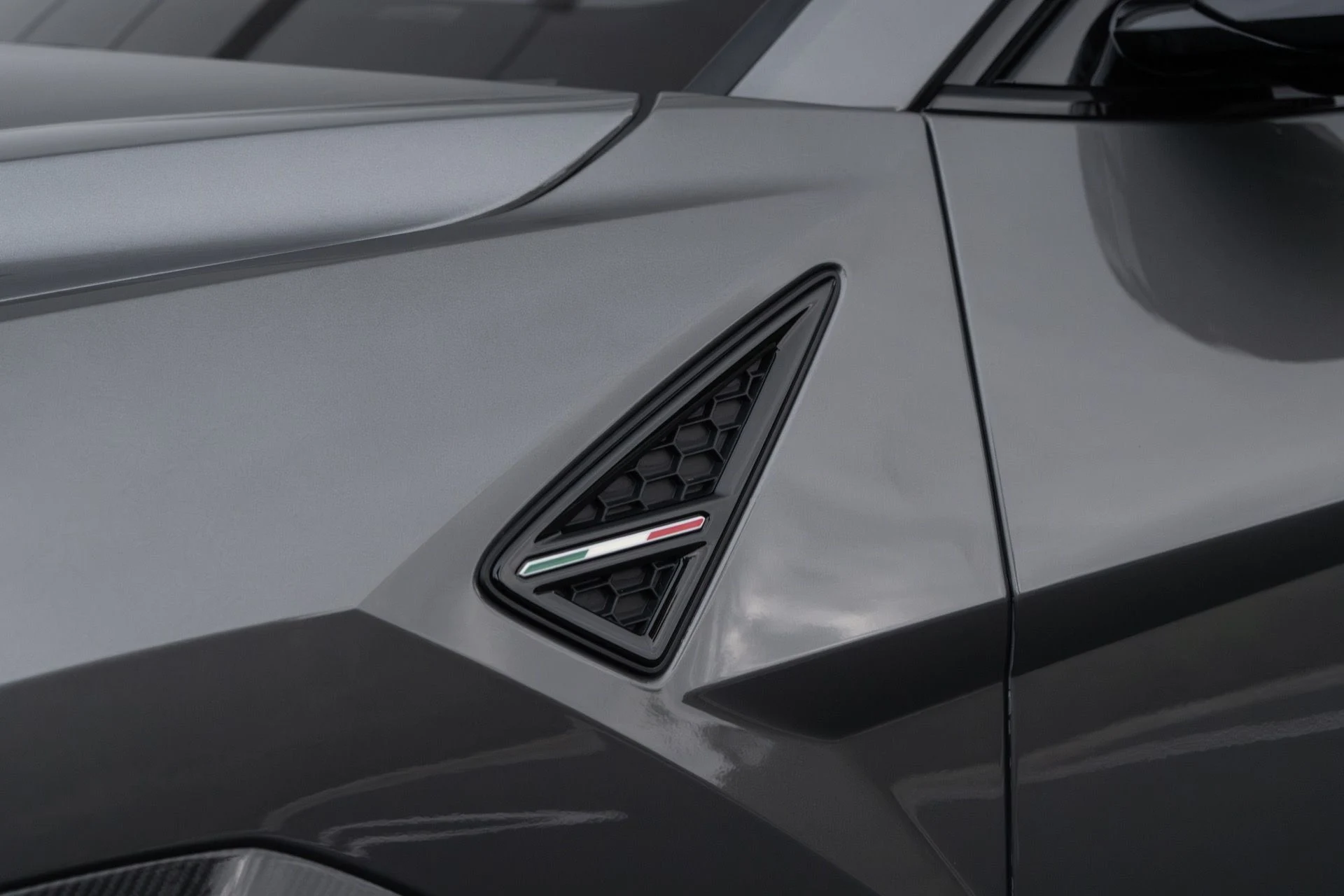 mph024_1304876352_Used_2023_Lamborghini_Urus_Performante_1764644913_237e91e5bd