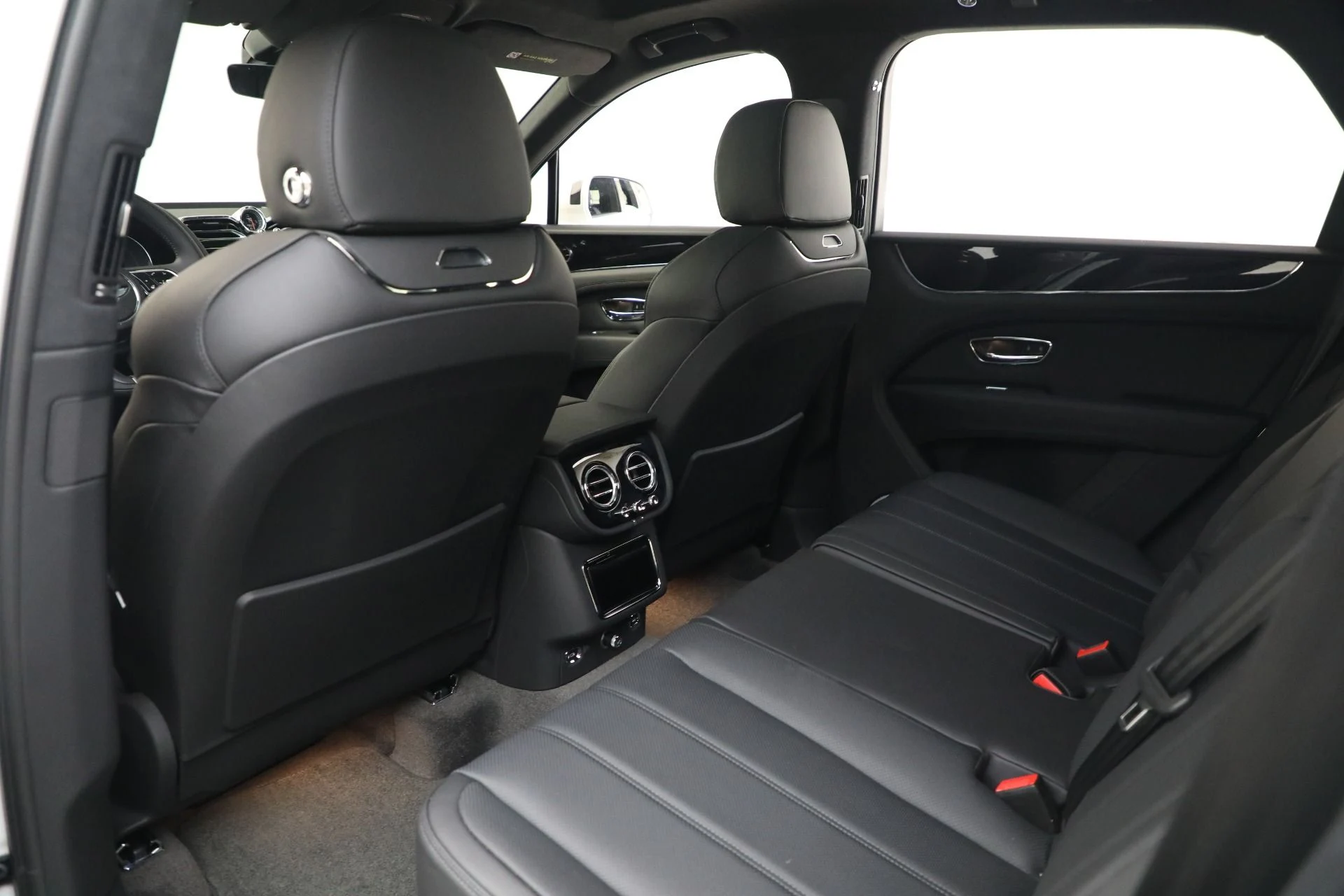mph024_1331570260_New_2025_Bentley_Bentayga_V8_35c3aa2a59