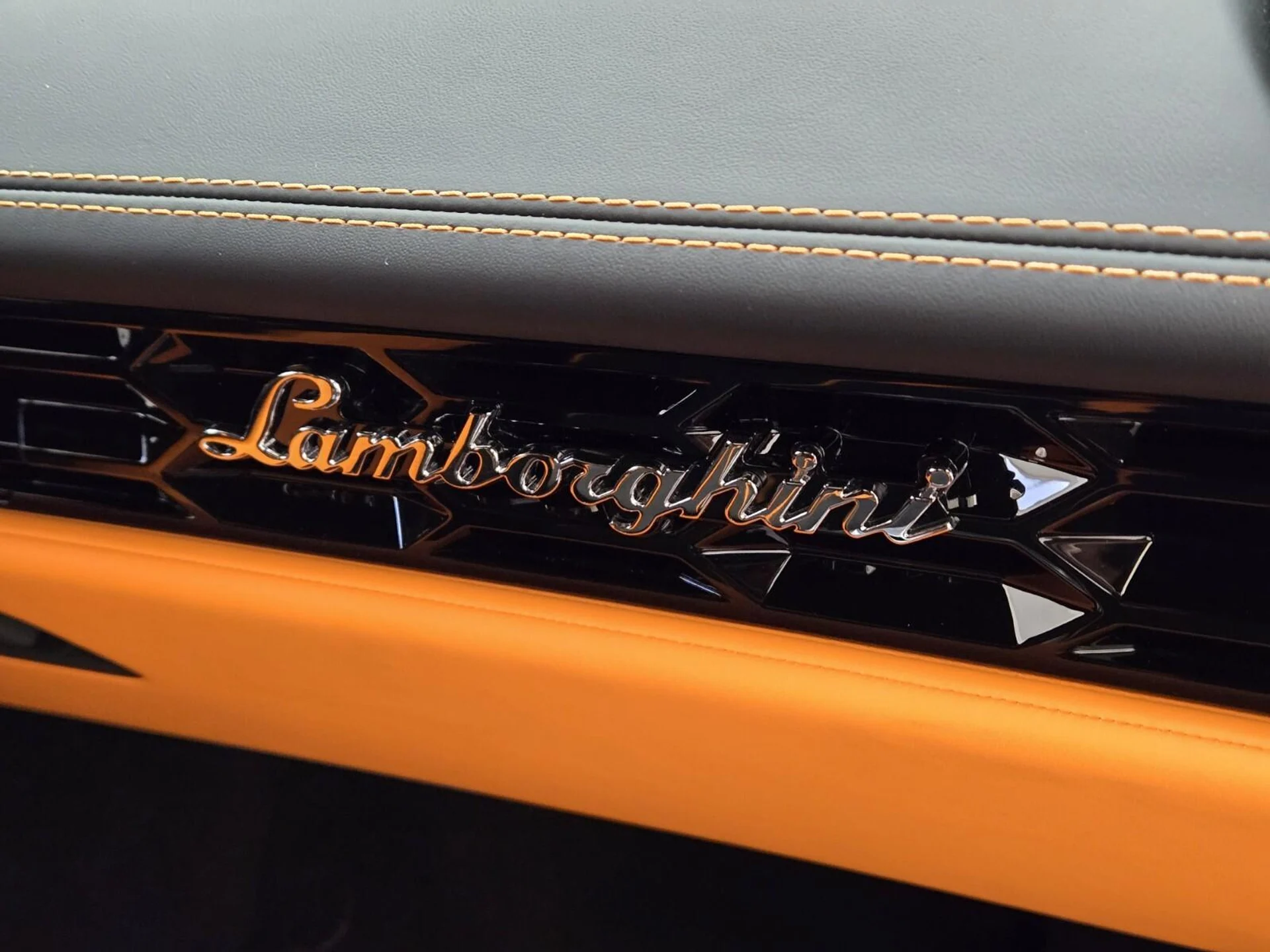 mph024_133727744_Used_2023_Lamborghini_Huracan_Tecnica_1777355914_f1b0ee83d2