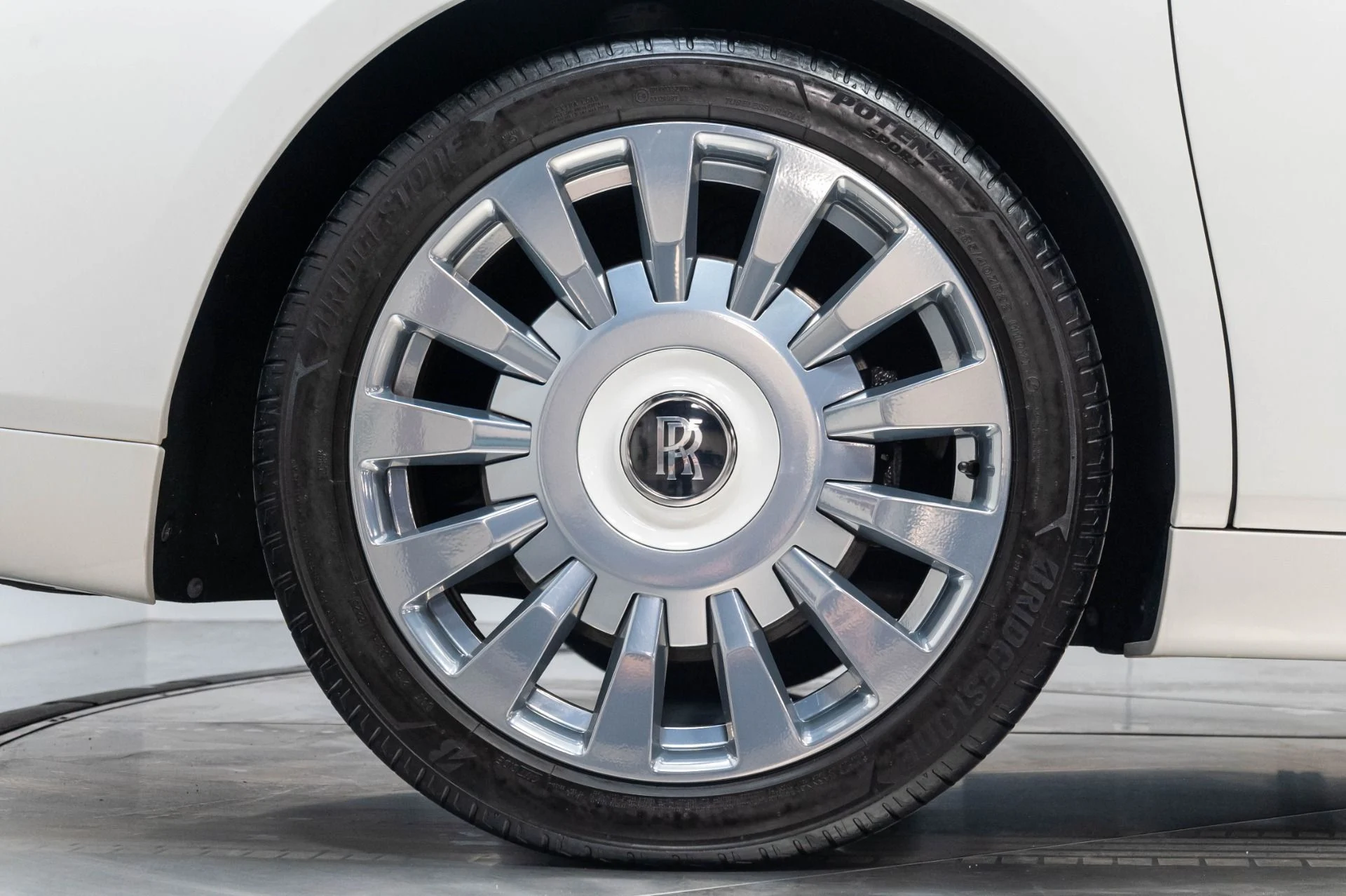 mph024_1369807132_Used_2019_Rolls_Royce_Phantom_1784063951_f3bf1a315b