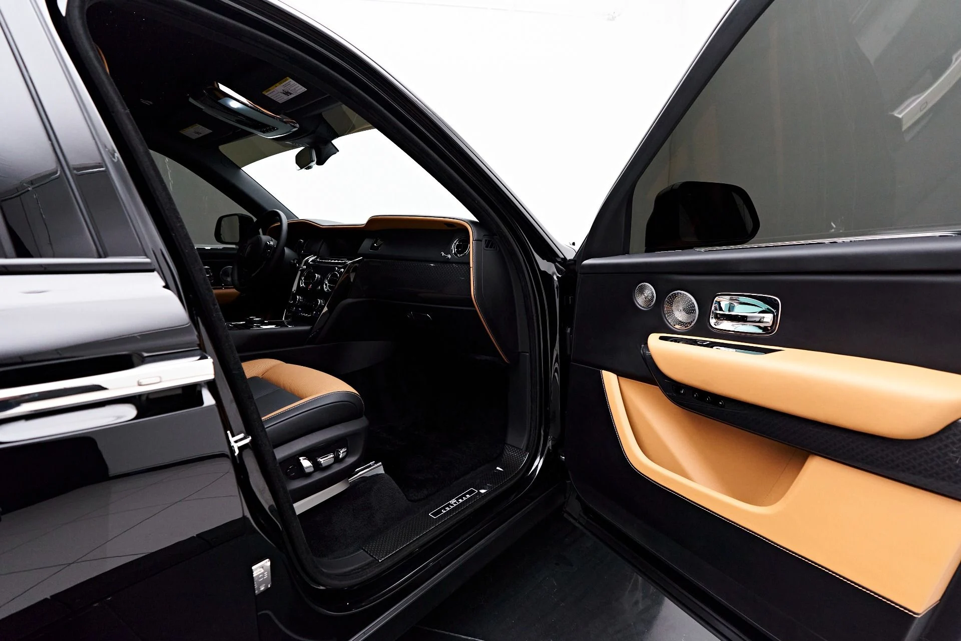 mph024_1376696414_Used_2022_Rolls_Royce_Cullinan_Base_1679686724_b3a95f540b