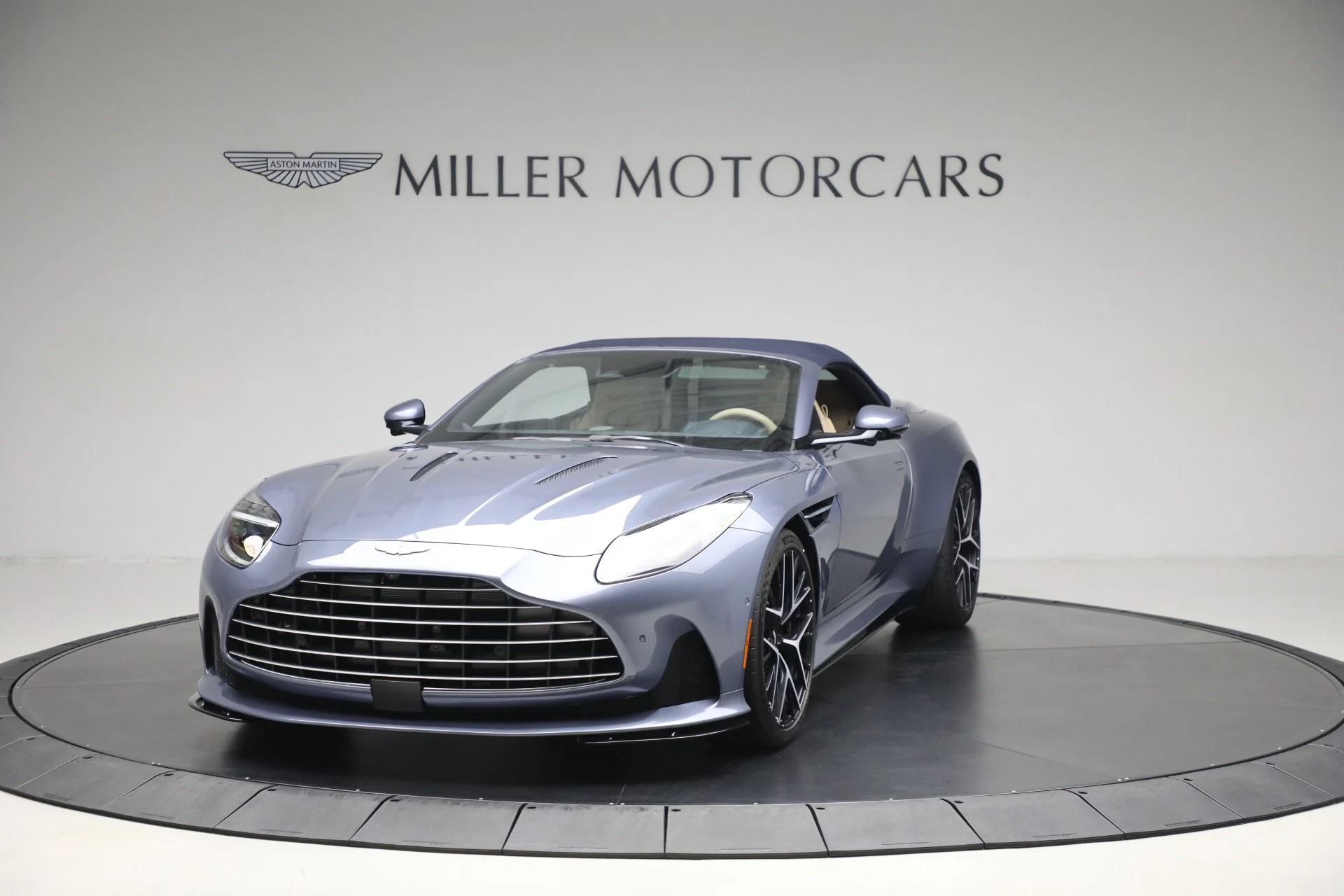 mph024_1388303143_New_2025_Aston_Martin_DB_12_Volante_8582c89ce6