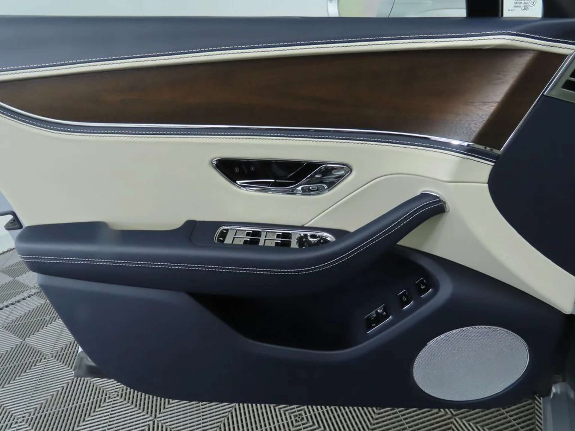 mph024_1403422588_new_2026_bentley_flying_spur_hybrid_8119_22973081_25_1024_2900f21074