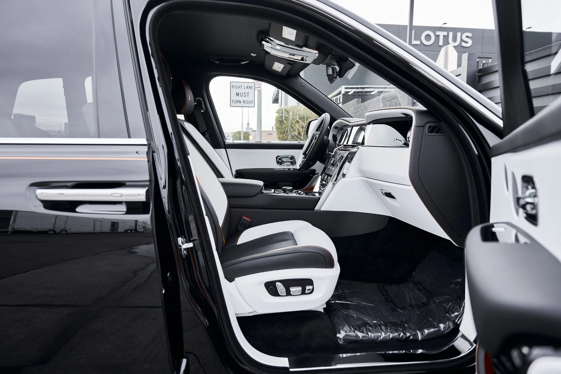 mph024_1433807094_Used_2026_Rolls_Royce_Cullinan_Base_1769721383_8e6d013253