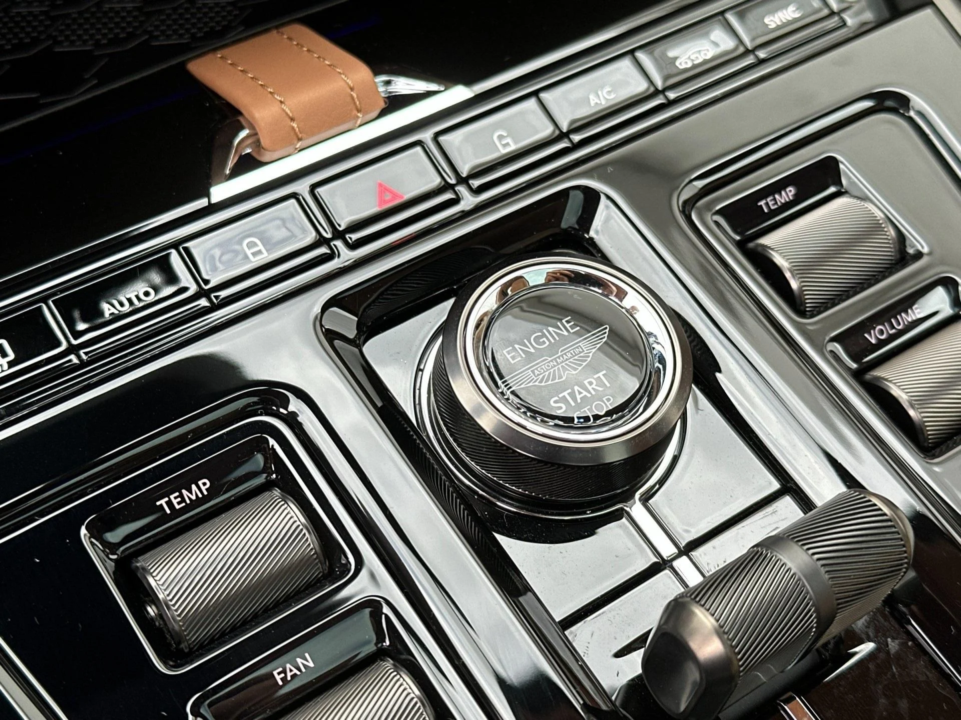 mph024_1440381267_New_2025_Aston_Martin_DBX_707_1759500548_8d4861139d