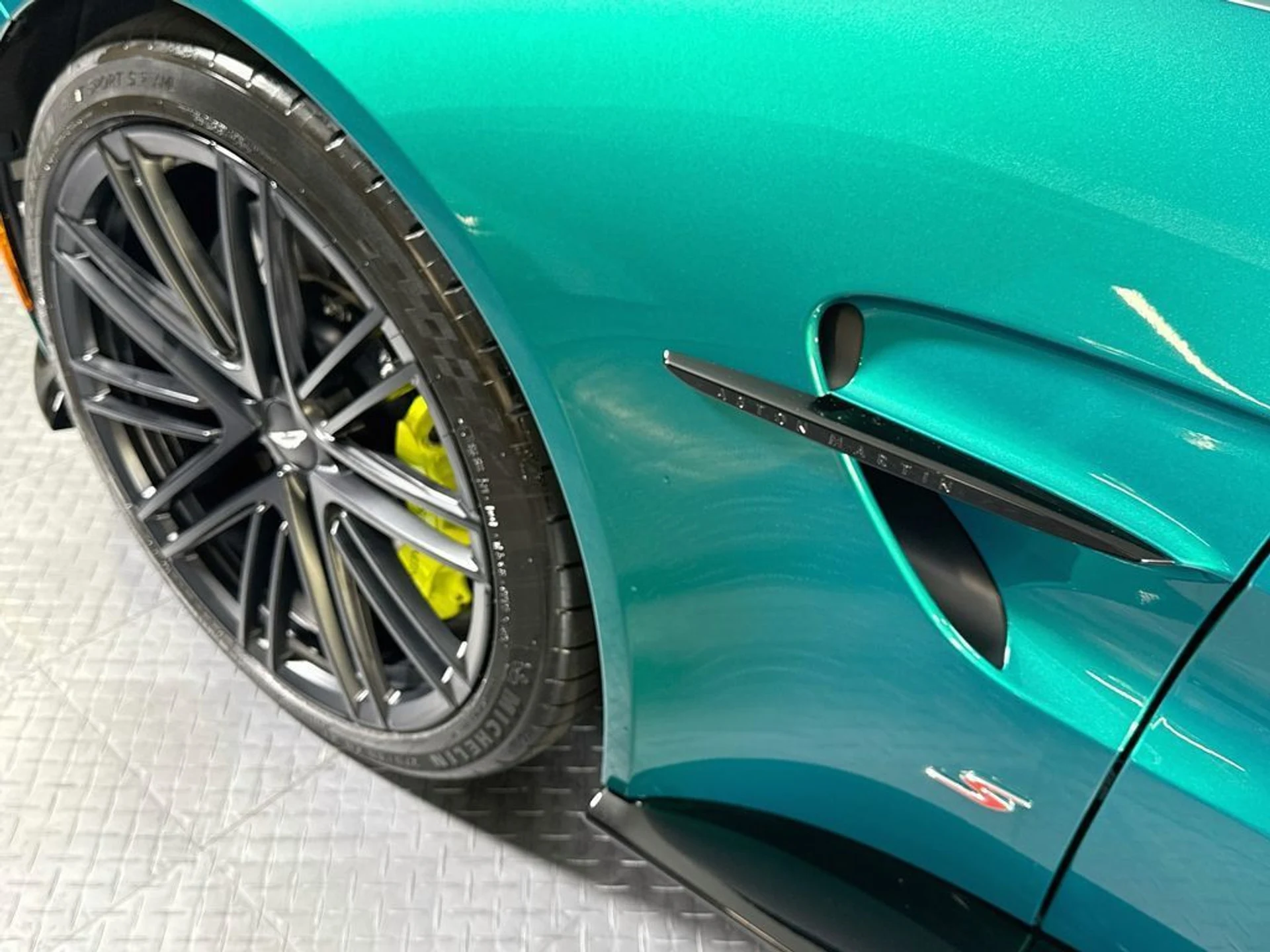 mph024_1441536_new_2026_aston_martin_vantage_scoupe_11350_23067124_25_1024_ba9e3eed80