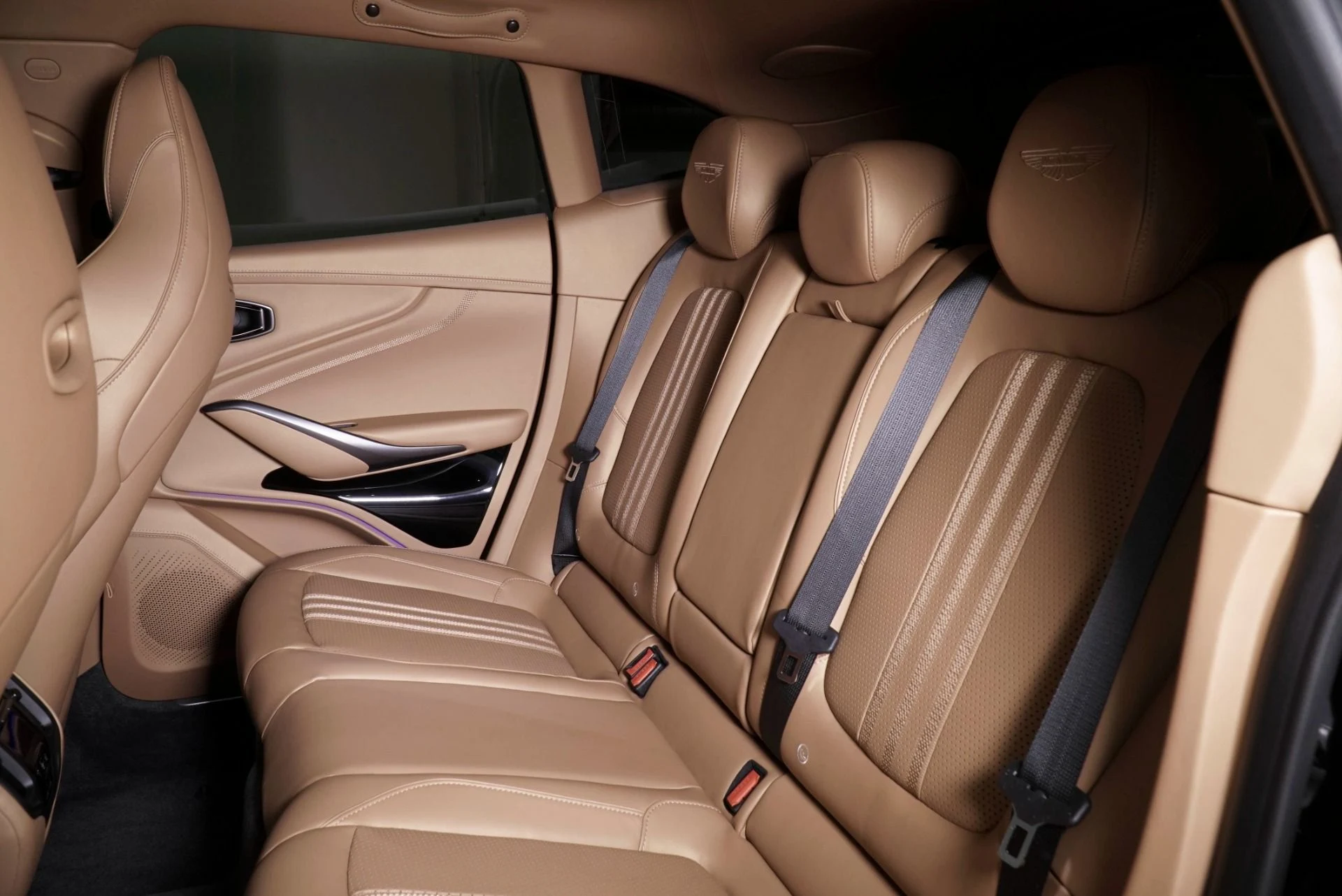 mph024_1447569515_New_2026_Aston_Martin_DBX_707_1769661941_9f6dabd87a