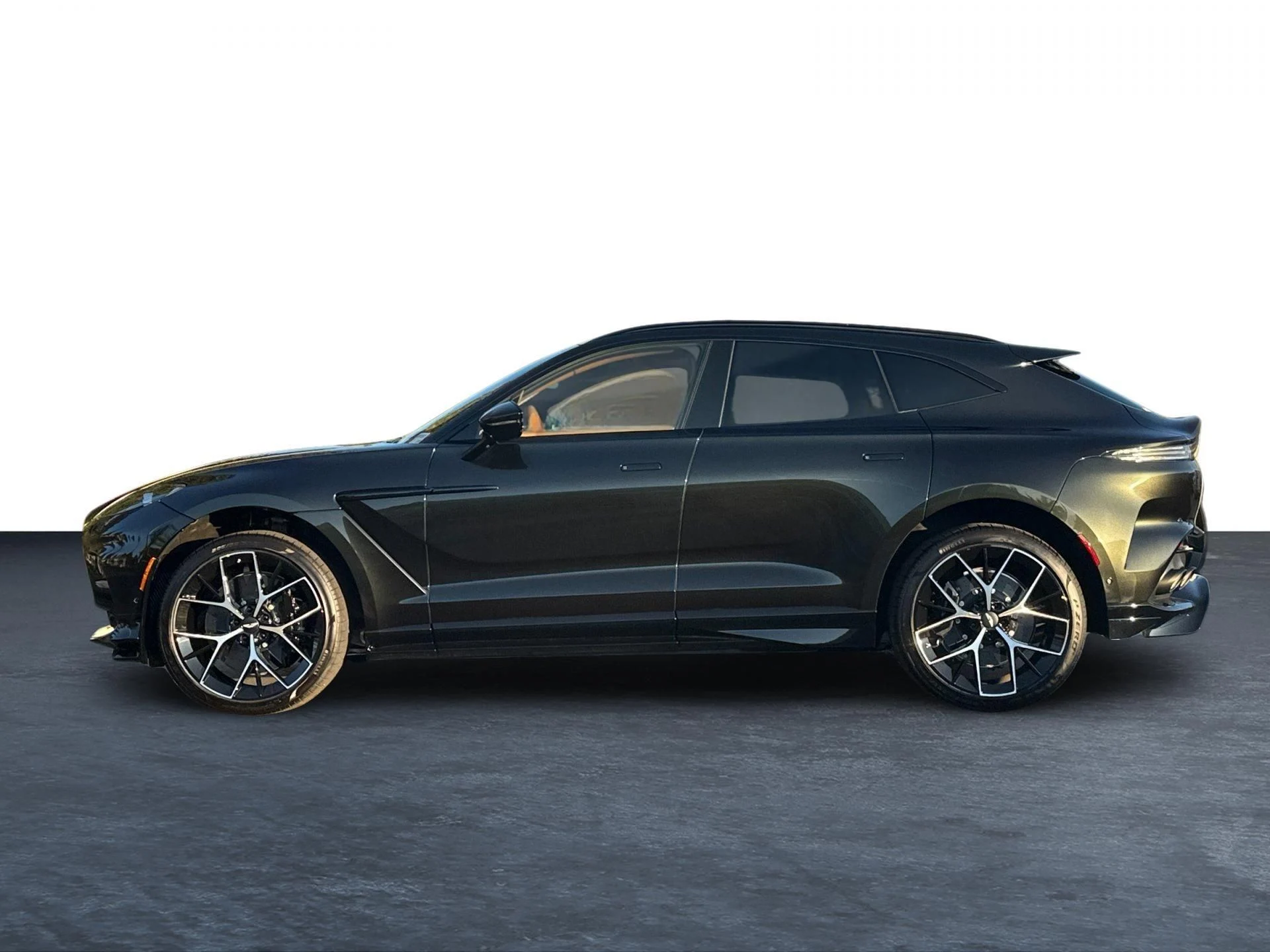 mph024_146140520_New_2026_Aston_Martin_DBX_707_1765379223_f55c525a67