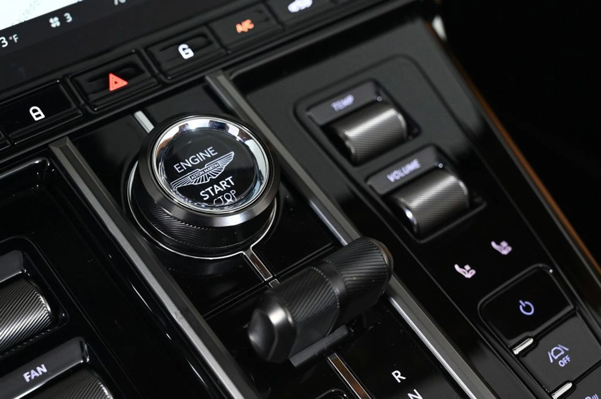 mph024_1509002150_used_2026_aston_martin_vantage_base_11350_22991010_24_1024_ce74bd8eea