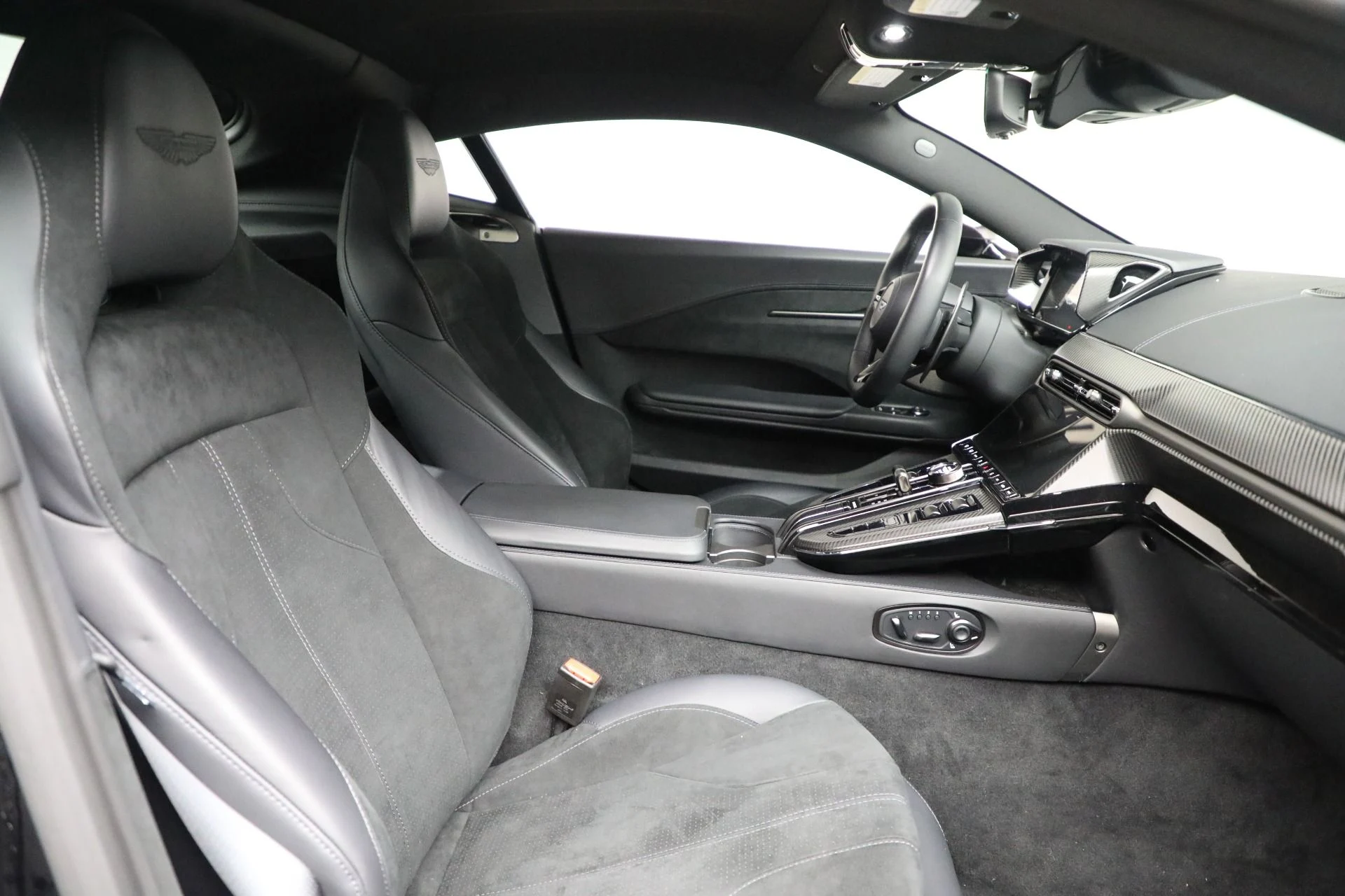 mph024_1524778395_Used_2025_Aston_Martin_Vantage_1763143757_abc88fac79