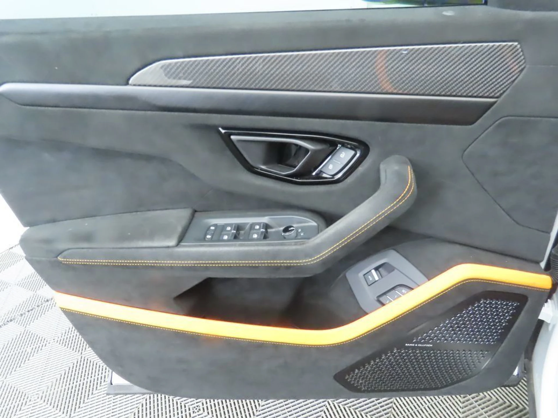 mph024_1526245382_used_2024_lamborghini_urus_performanteawd_8119_22973080_25_1024_238e6816b2