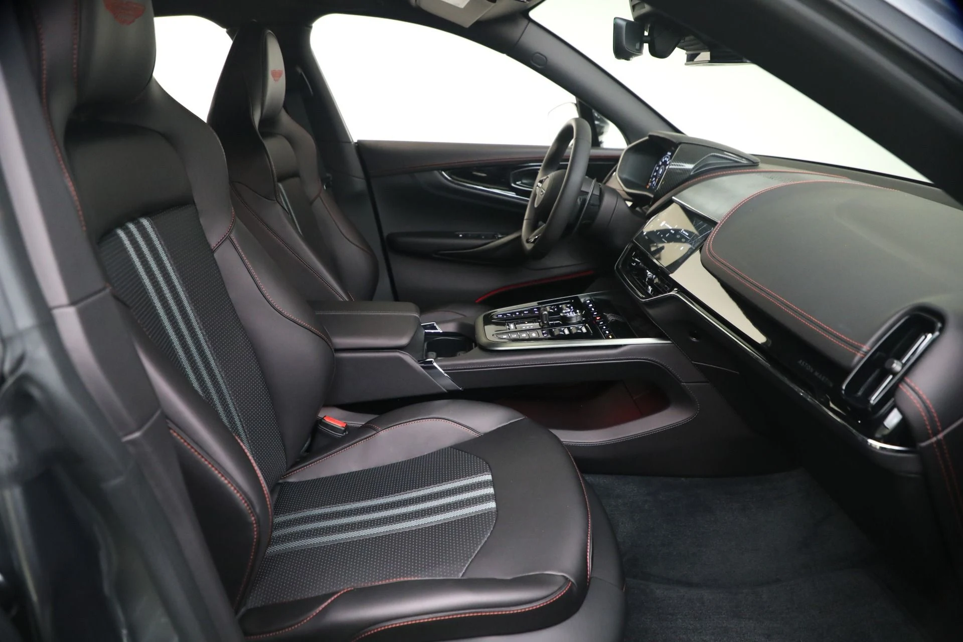 mph024_1548063974_New_2026_Aston_Martin_DBX_707_1768320849_4c19693d92