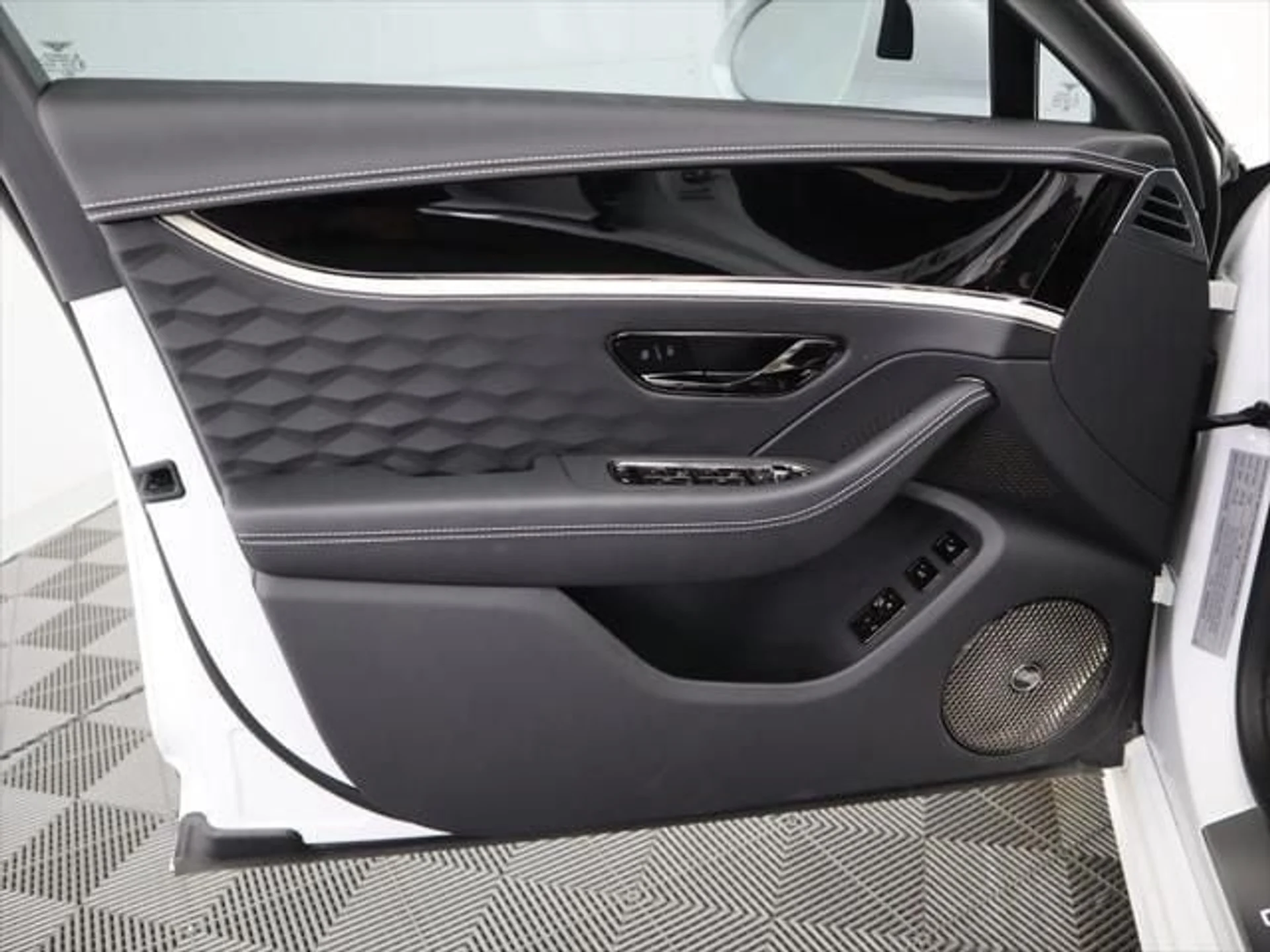 mph024_155957891_used_2025_bentley_flying_spur_speedsedan_8119_22980031_25_640_f807c06692