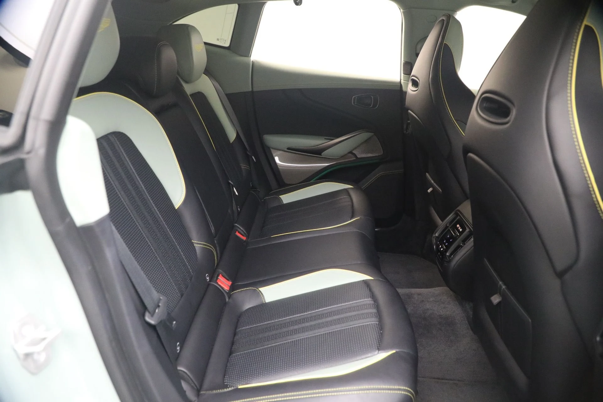 mph024_1562153971_Used_2025_Aston_Martin_DBX_707_1782571135_1f415451cc