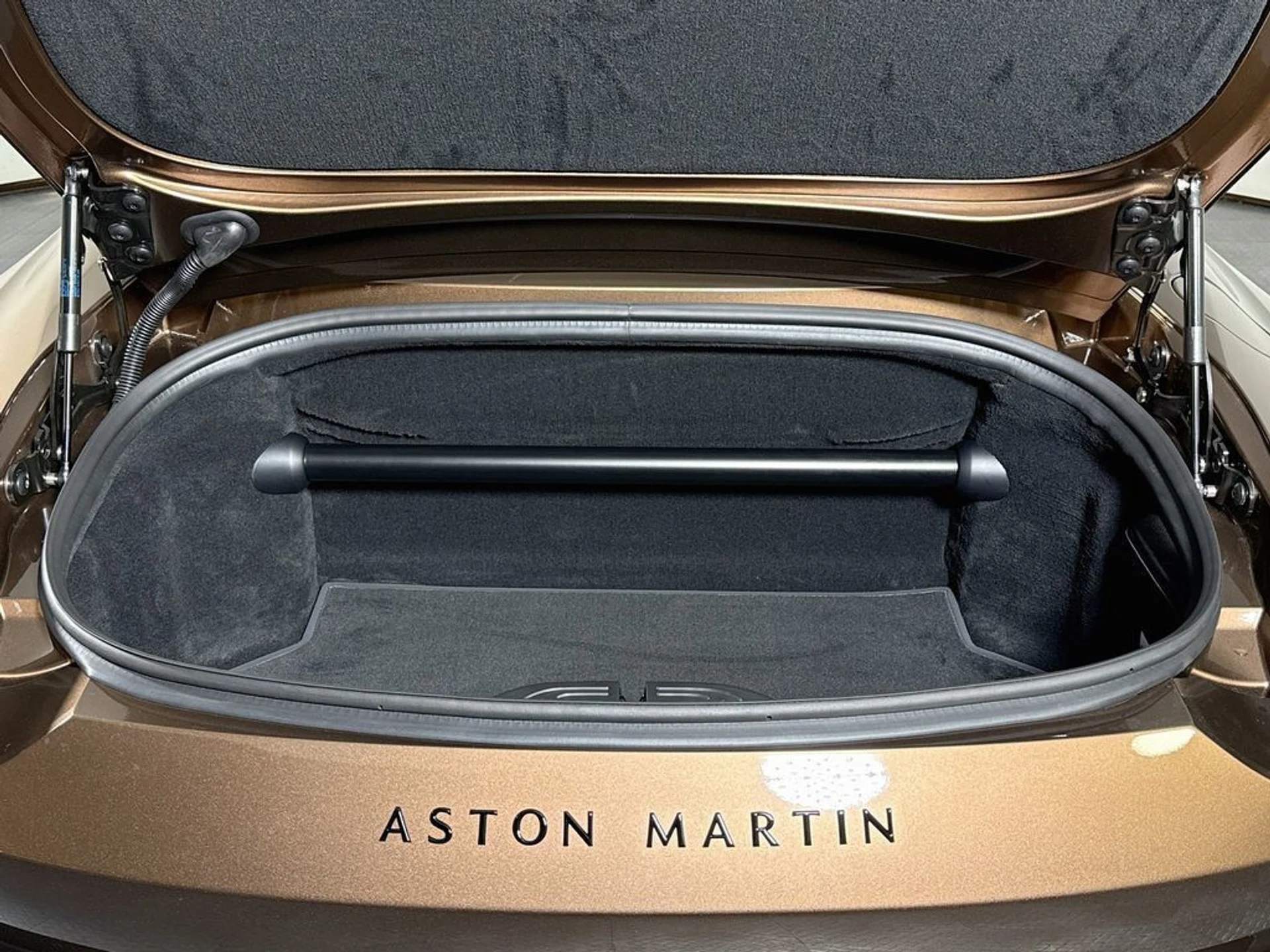mph024_1572453923_new_2026_aston_martin_vantage_sroadster_11350_23067104_25_1024_68ea13ac1a