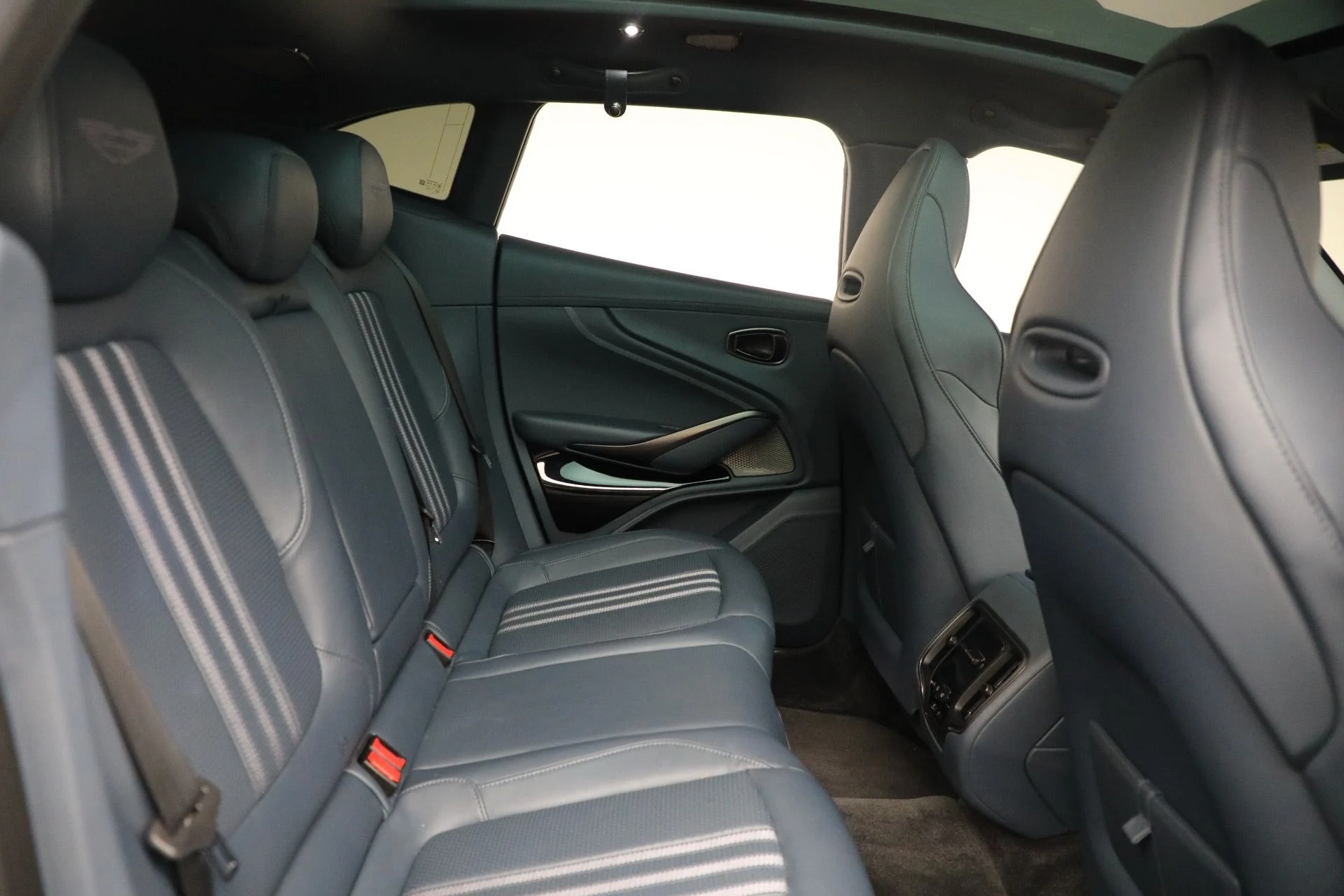 mph024_1575488491_New_2025_Aston_Martin_DBX_707_1762018753_cfa4d0d607