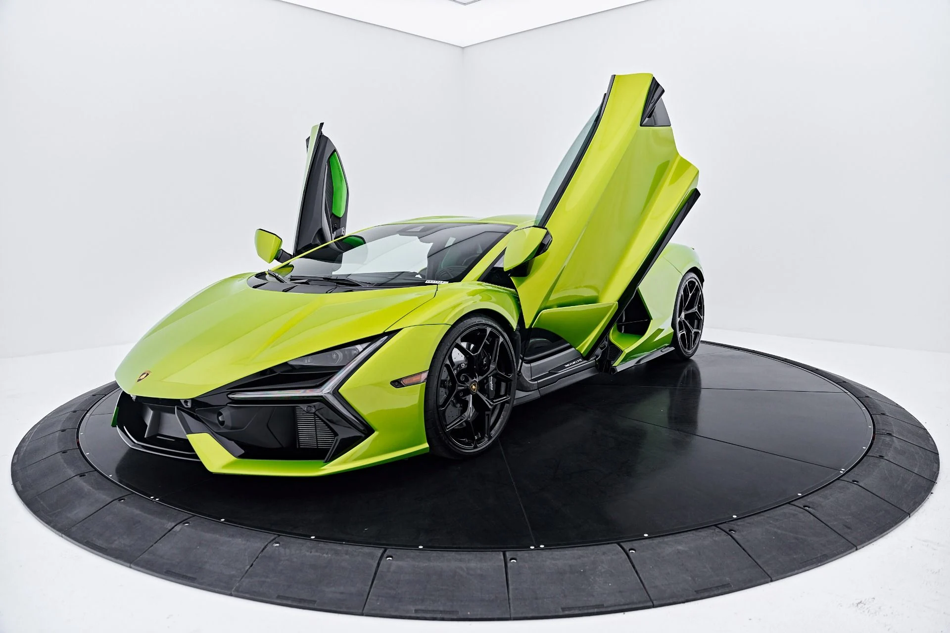 mph024_1603613678_Used_2025_Lamborghini_Revuelto_Base_1785288812_0e3ea8bff4