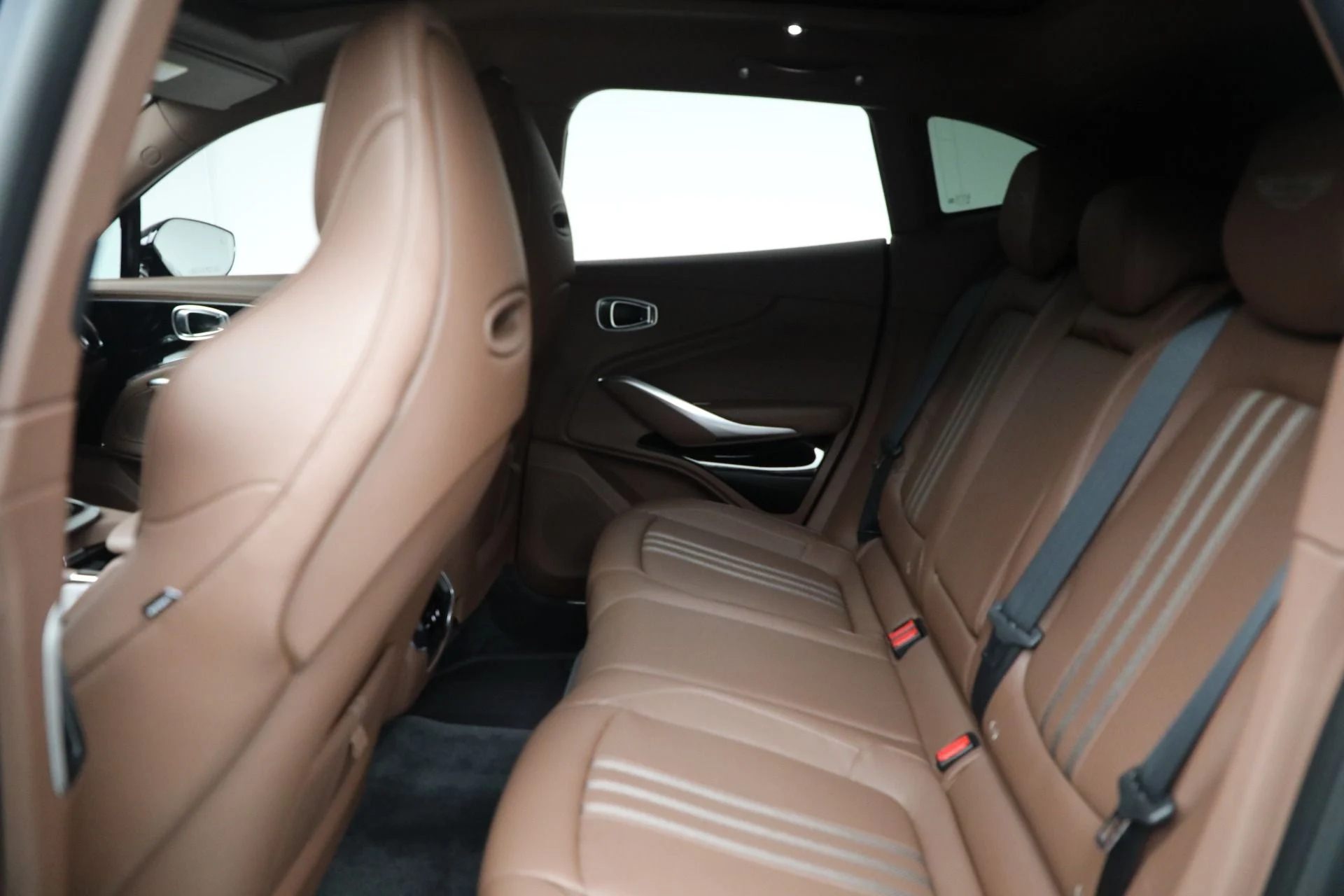 mph024_1603720158_New_2025_Aston_Martin_DBX_707_d12a3f3147