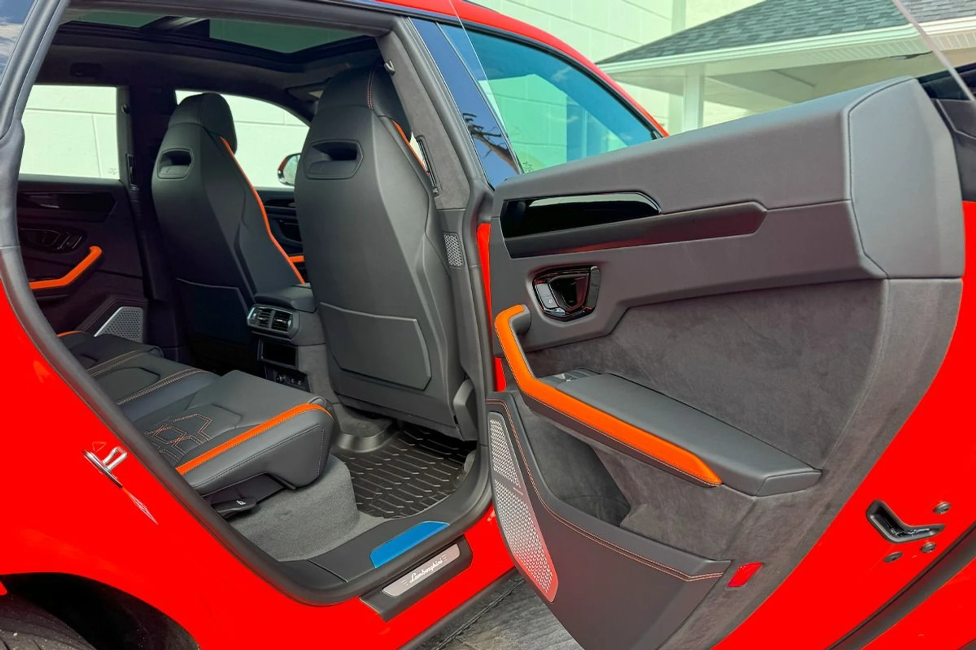 mph024_160443961_Used_2025_Lamborghini_Urus_SE_1764804780_580bf5d089