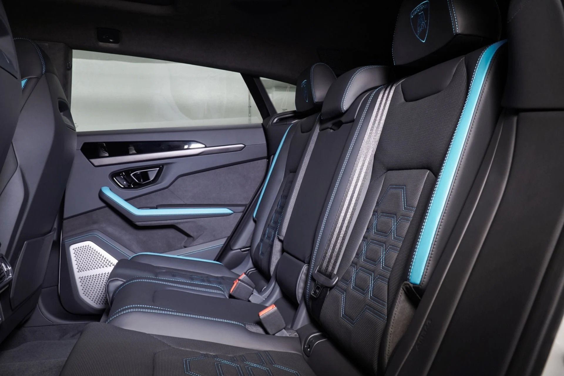 mph024_1610176052_New_2025_Lamborghini_Urus_SE_1770747580_b422df4515