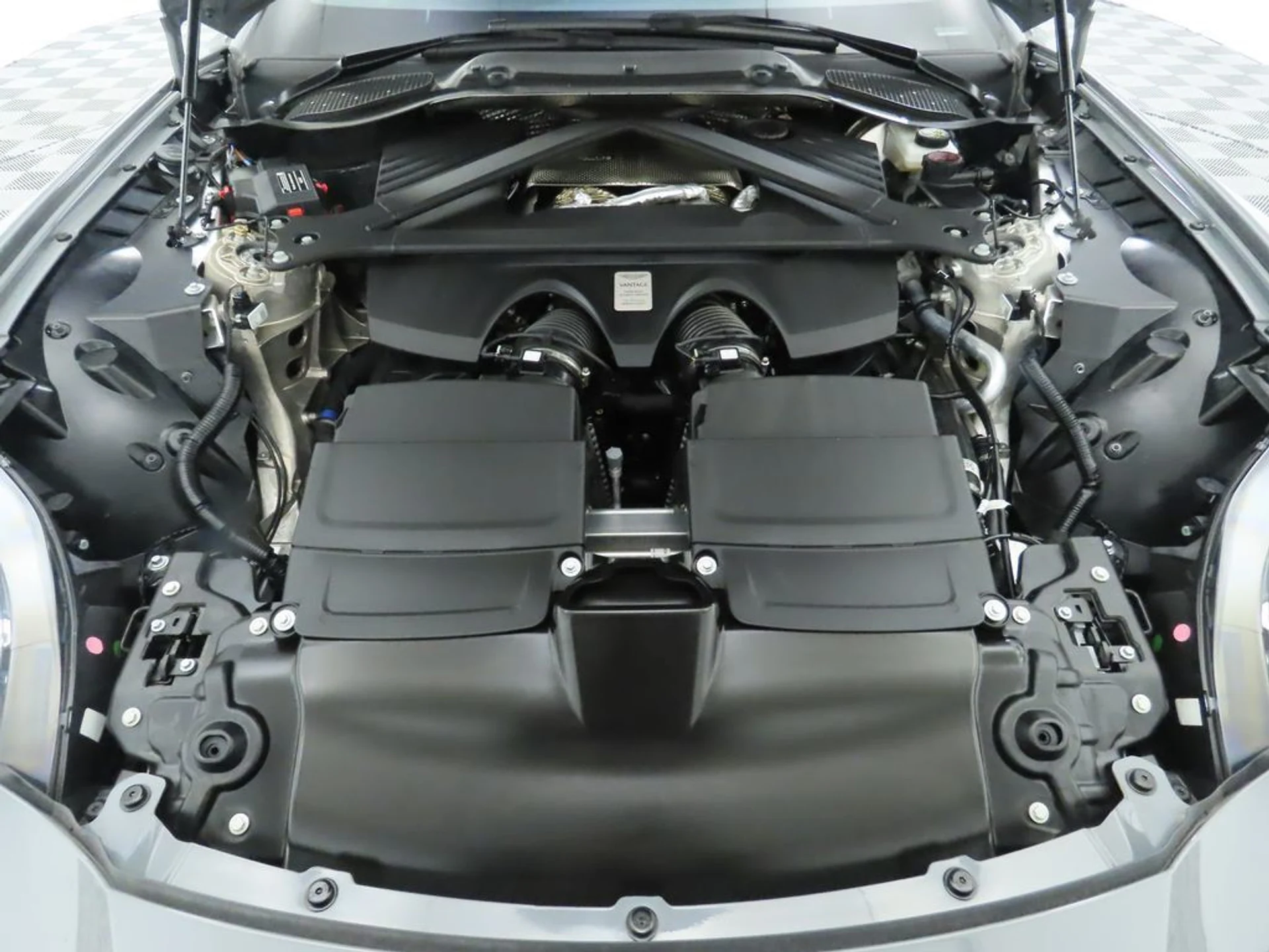 mph024_1611191013_used_2025_aston_martin_vantage_coupe_8119_22951526_25_1024_42df2f4411