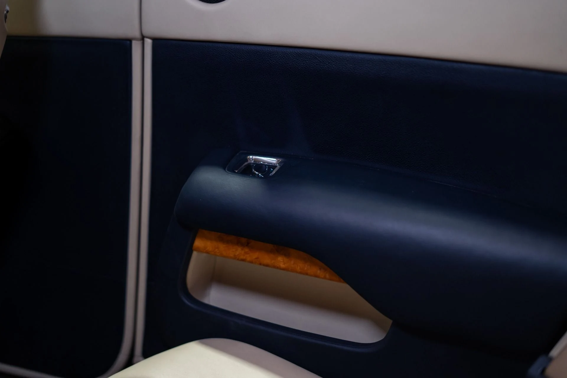 mph024_162114936_Used_2014_Rolls_Royce_Wraith_Bespoke_Interior_1784145568_1d68bcb6cc