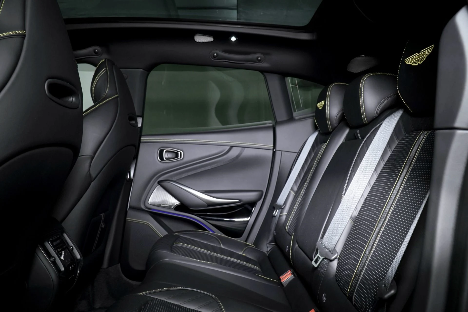 mph024_1656762311_New_2026_Aston_Martin_DBX_707_1767899119_b140c70b40