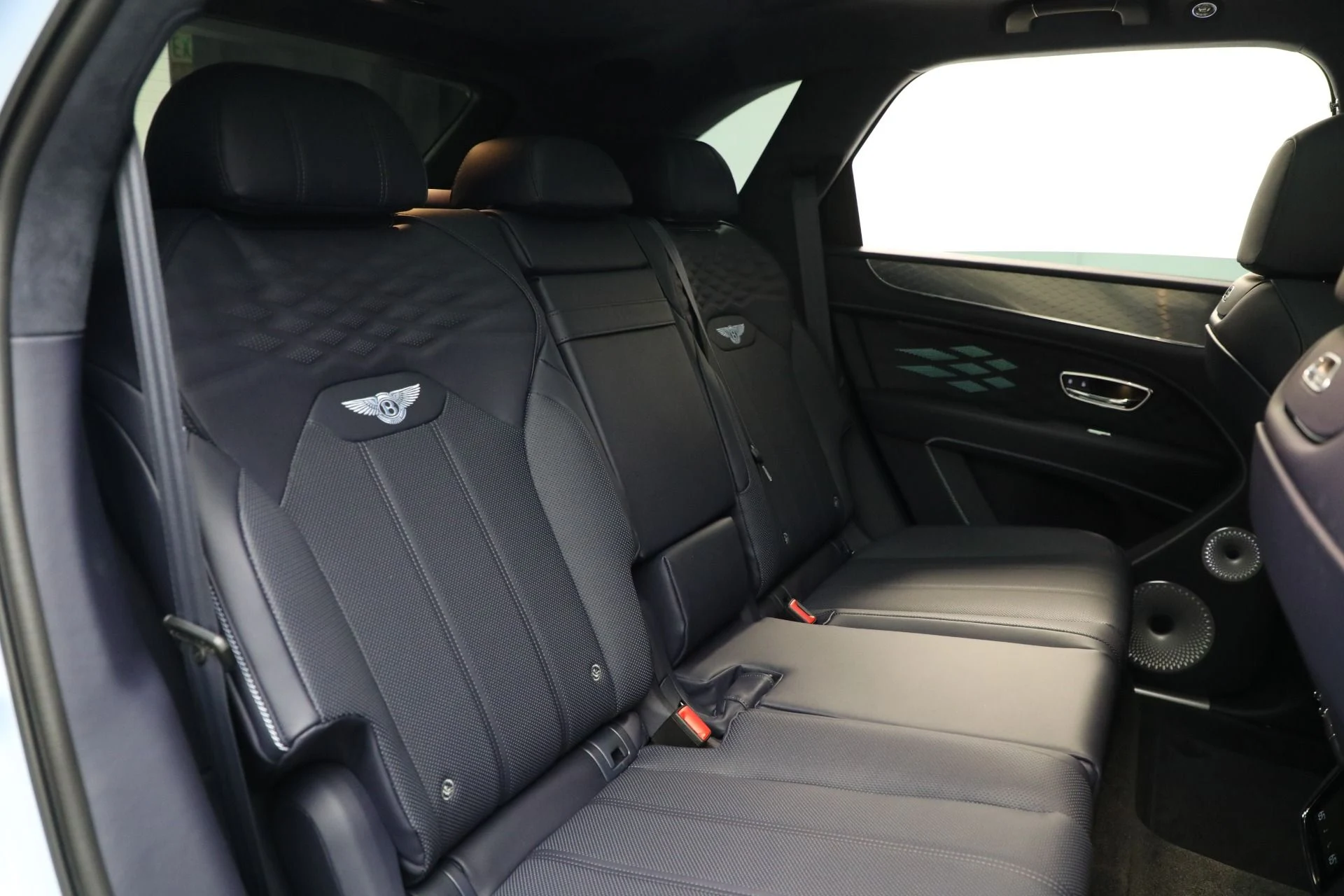 mph024_1665448164_New_2025_Bentley_Bentayga_Azure_V8_ef4f4efc62