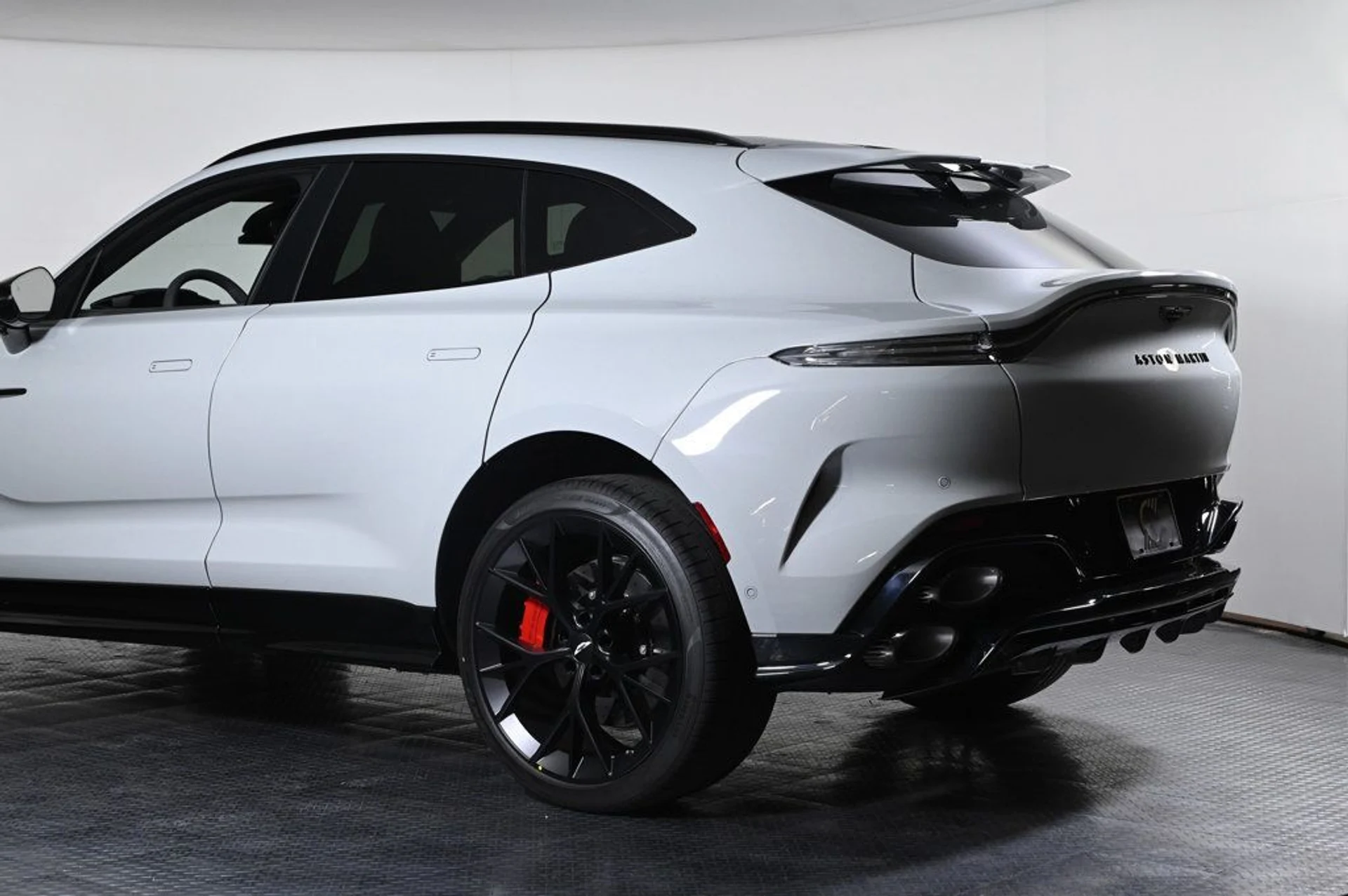 mph024_166556443_new_2026_aston_martin_dbx_sawd_11350_23000820_25_1024_7108fd7eac
