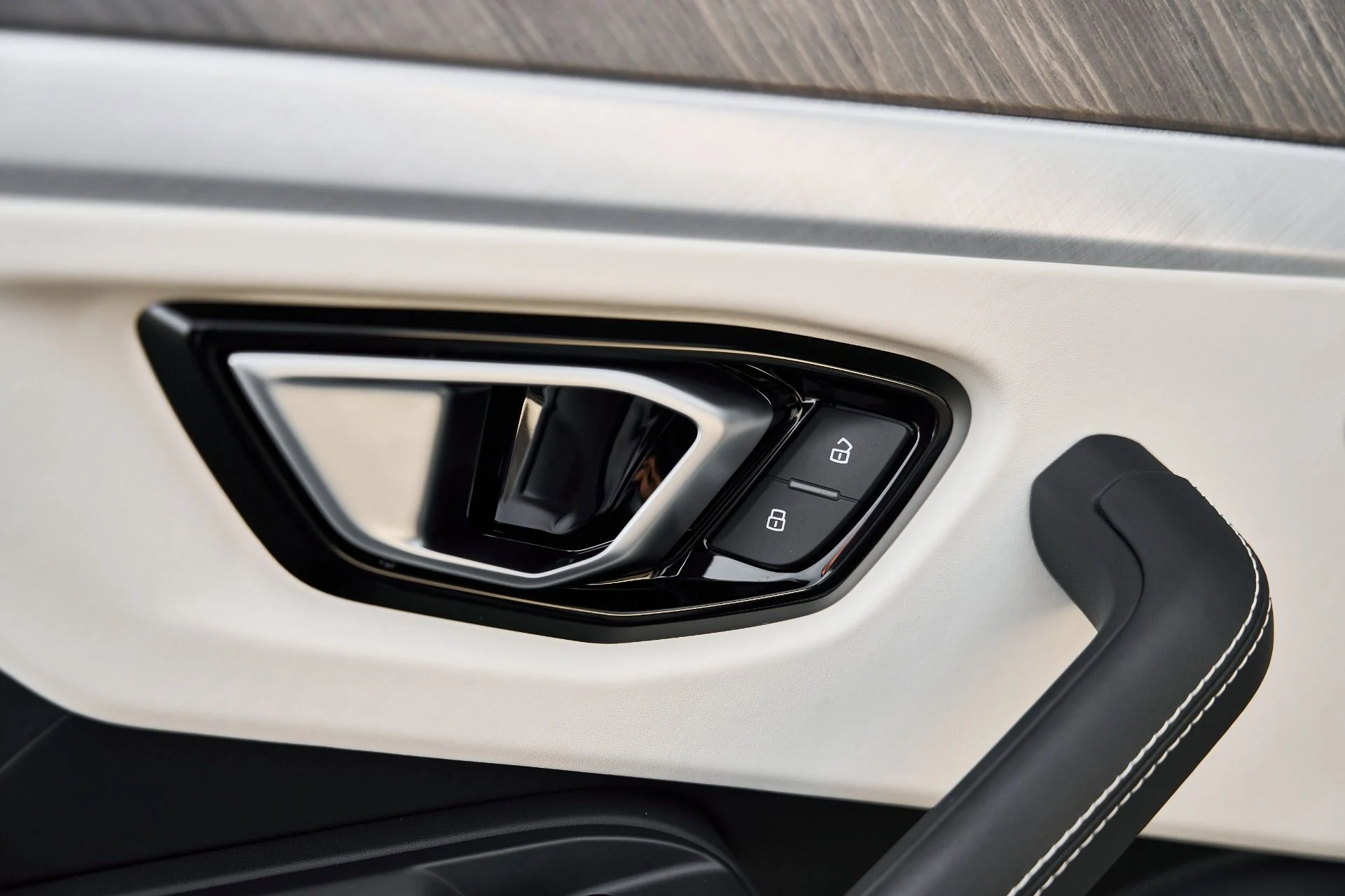 mph024_166873038_Used_2021_Lamborghini_Urus_1771117241_8df1cb3dca