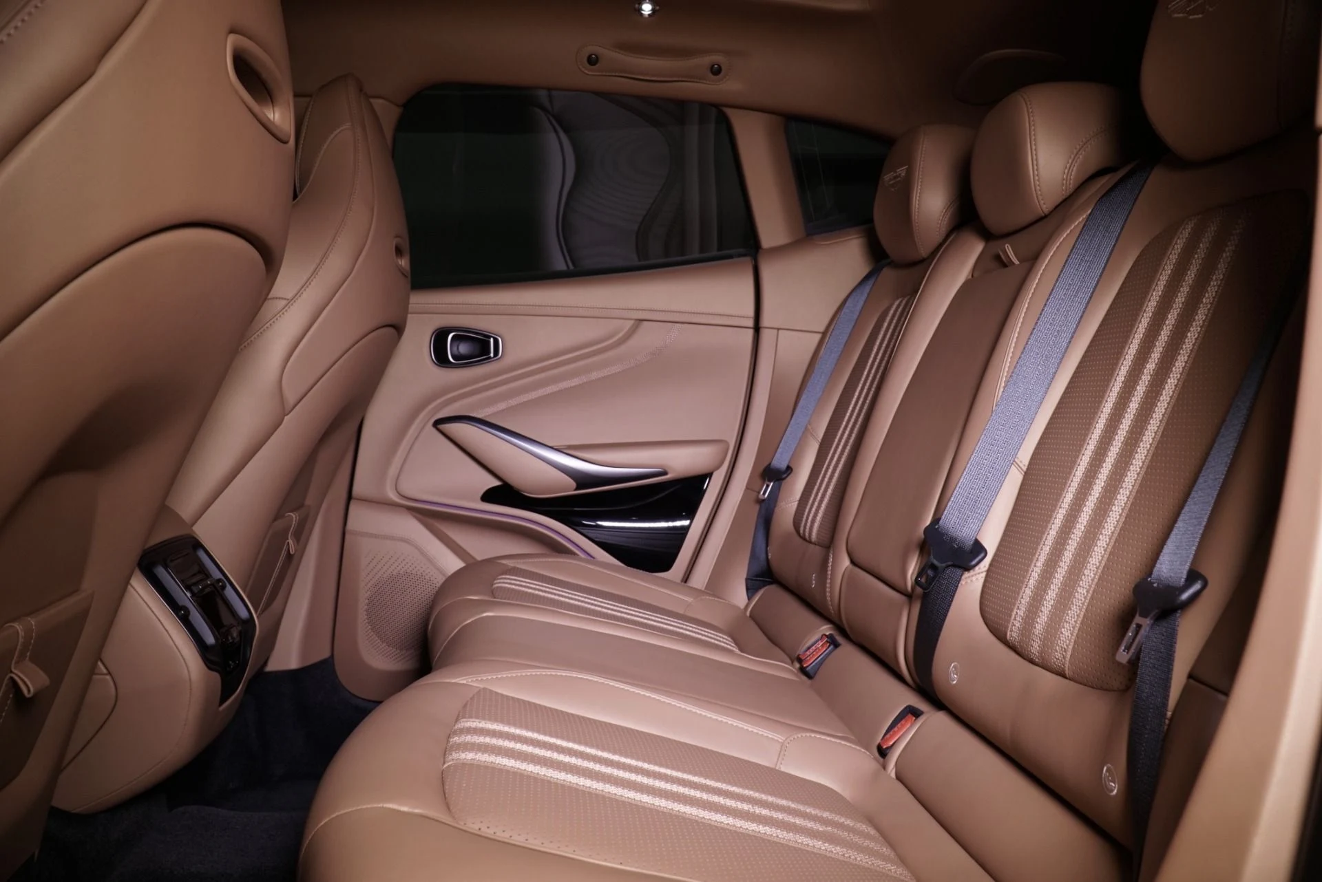 mph024_1668877066_New_2026_Aston_Martin_DBX_707_1762322943_80b55ca7da