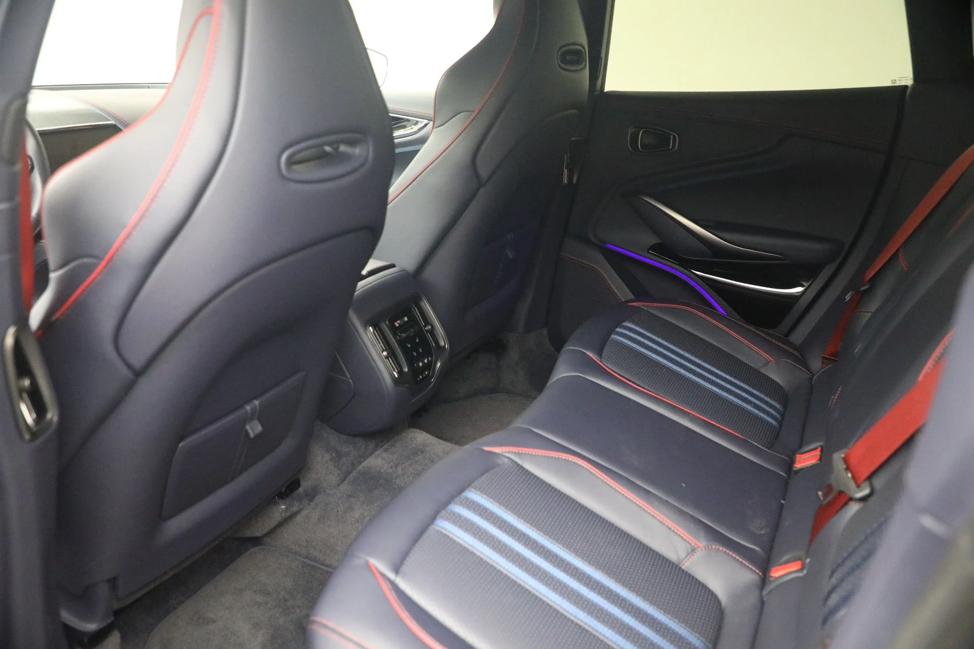 mph024_1692019654_Used_2025_Aston_Martin_DBX_707_1790965010_136999e371