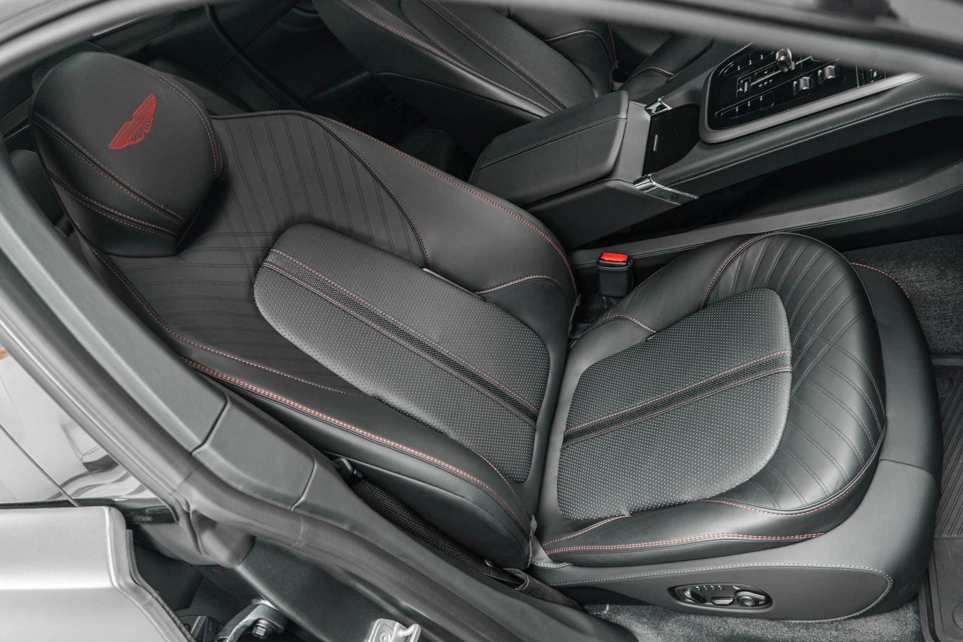 mph024_1755196834_Used_2025_Aston_Martin_DBX_707_23_Inch_Wheels_Factory_Matte_Paint_697_Horsepower_1774034848_980ddaaa72