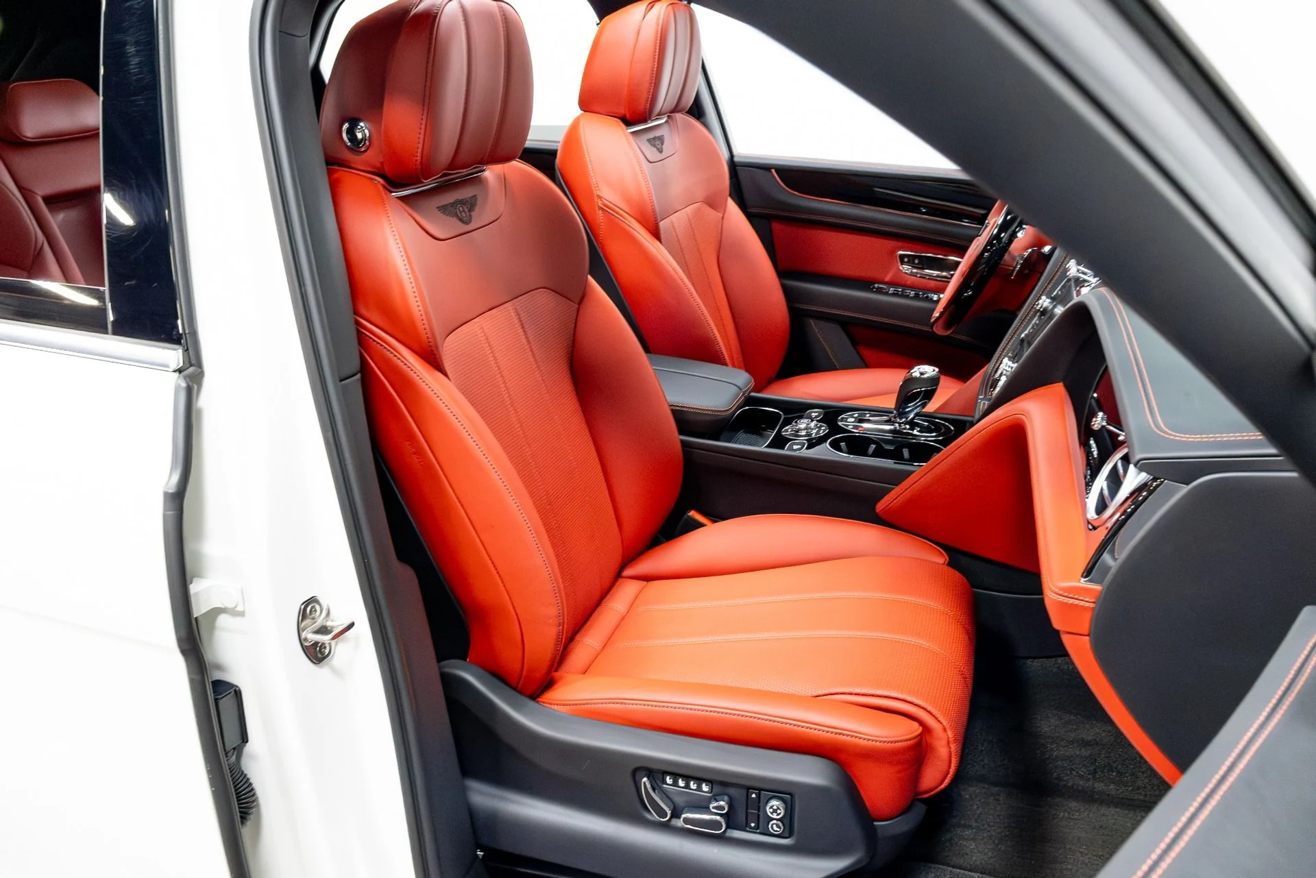 mph024_1785081300_Used_2020_Bentley_Bentayga_V8_1774292202_efb56d688a