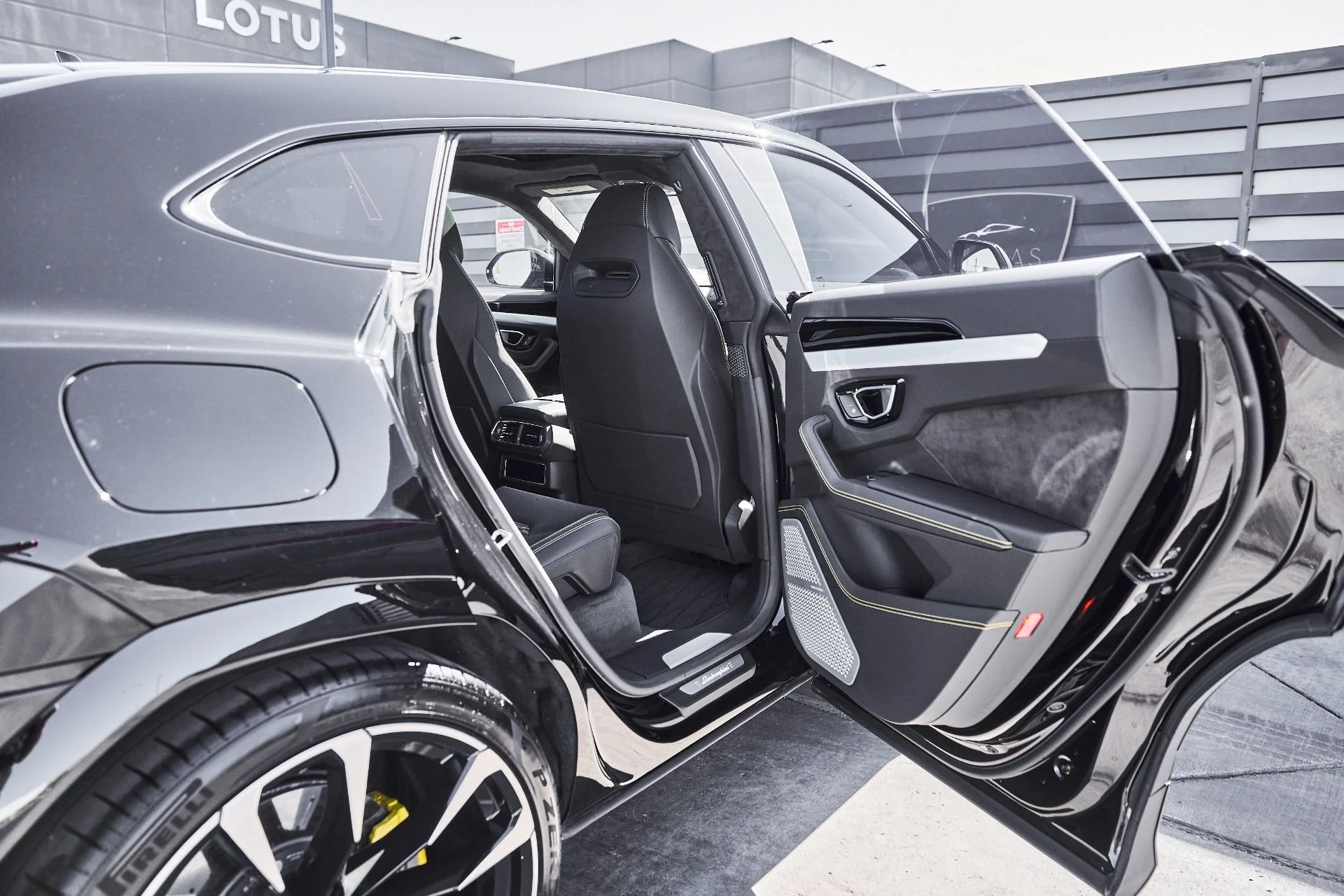 mph024_1785171175_Used_2024_Lamborghini_Urus_S_1780082849_70dbb336c7