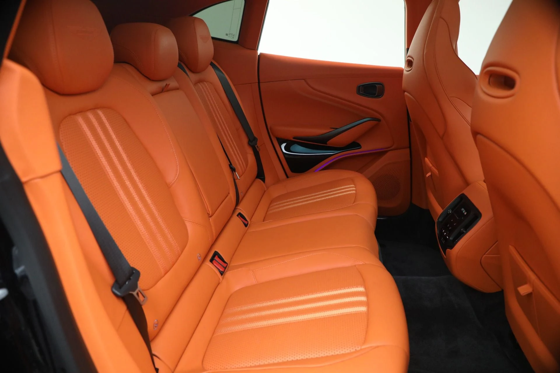 mph024_1788717109_Used_2025_Aston_Martin_DBX_707_1788625034_3386b693e0