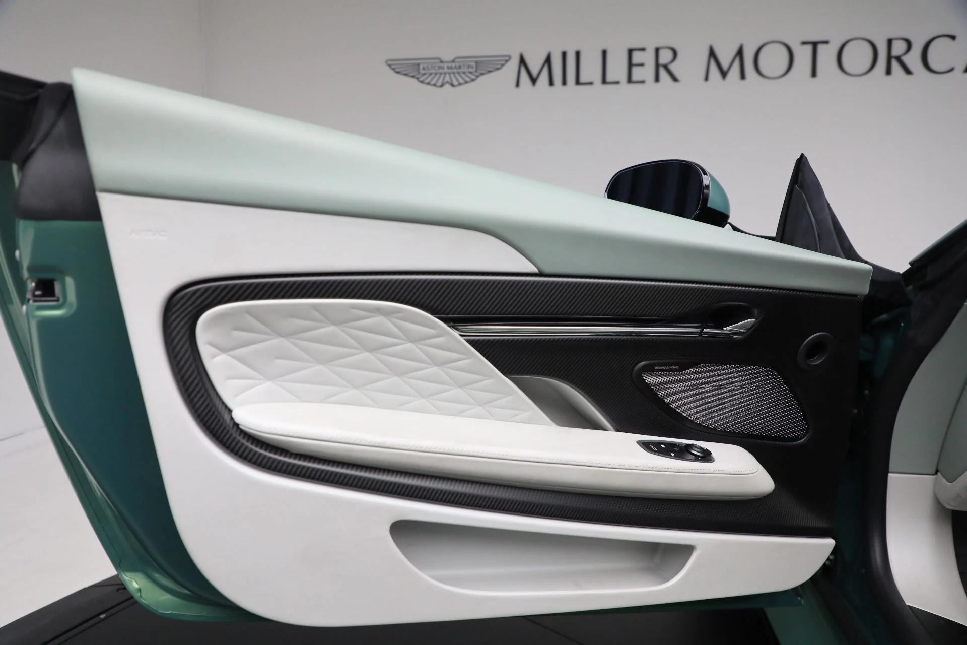 mph024_1789308790_New_2025_Aston_Martin_DB_12_Volante_1aaad6d5eb