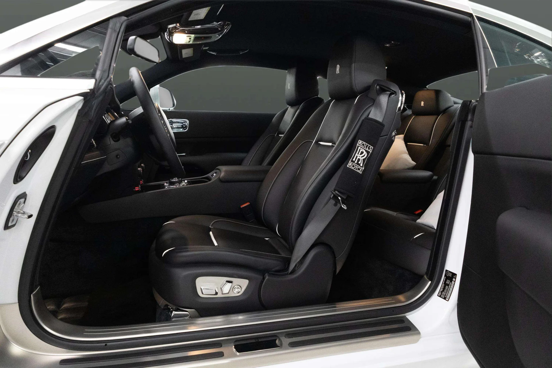 mph024_179516598_8f3bfa78_eb8f_4669_a4ab_e48c6e729c67_201920_Rolls_Royce20_Wraith2028_SCA_665_C52_KUX_8724329_25_538e350a6e