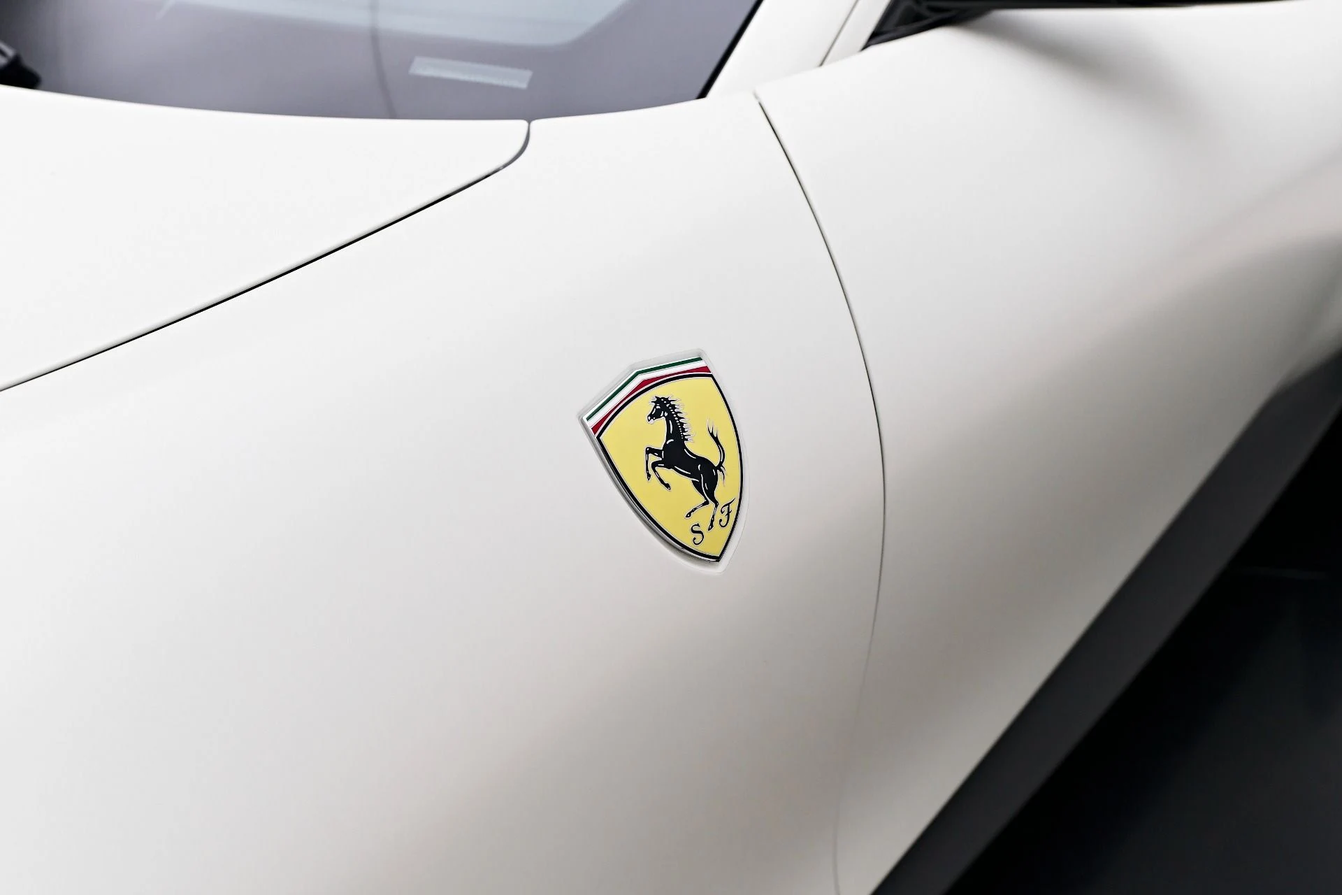 mph024_180060010_Used_2023_Ferrari_Roma_Base_1755828019_1ede3c809d